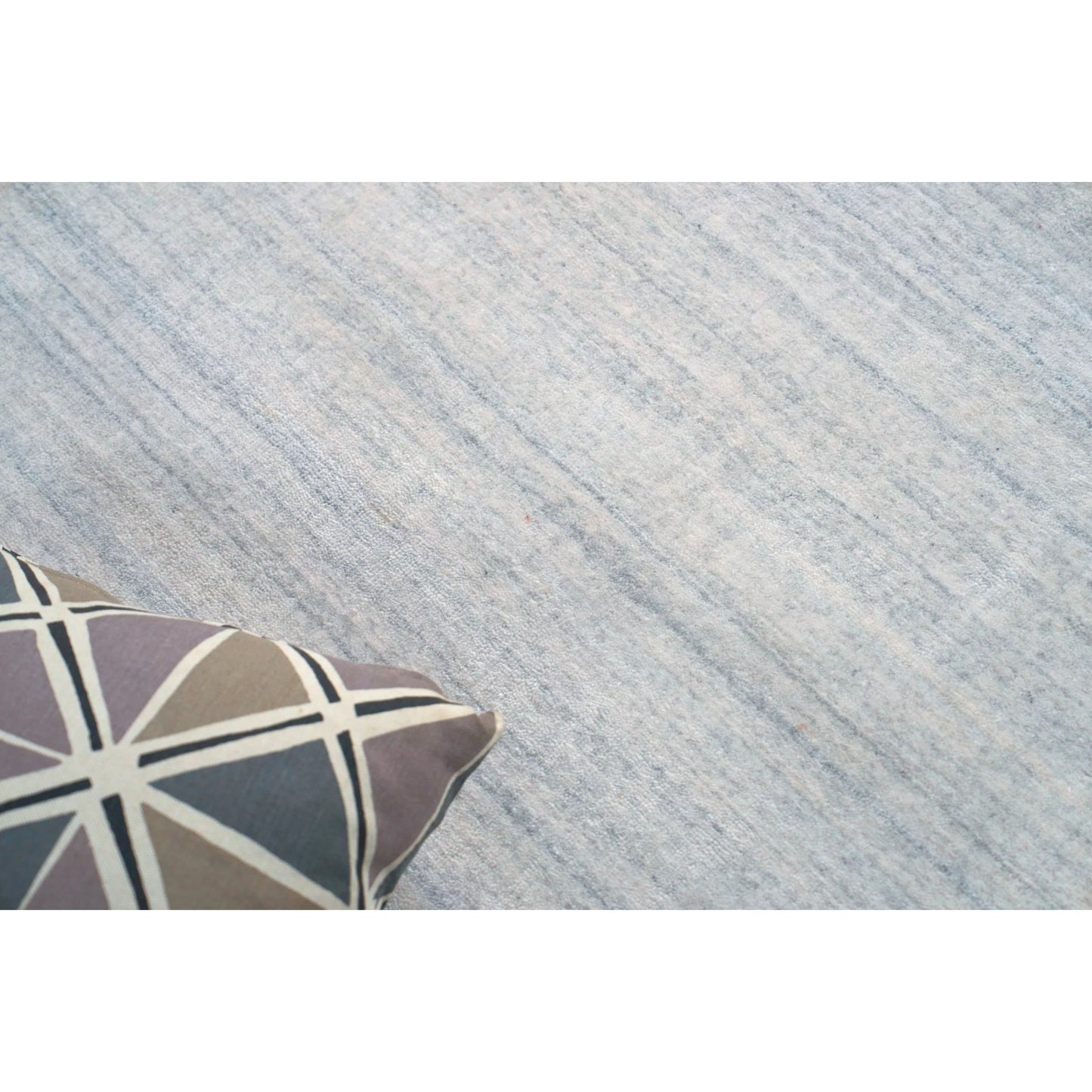 007 SI-2543590,SI-2543591,SI-2543594,SI-2543595 | Lifestyle | Serenity 7388 Indoor/Outdoor Rug by Exquisite Rugs in light grey, ivory. Made from pet in a unique style.