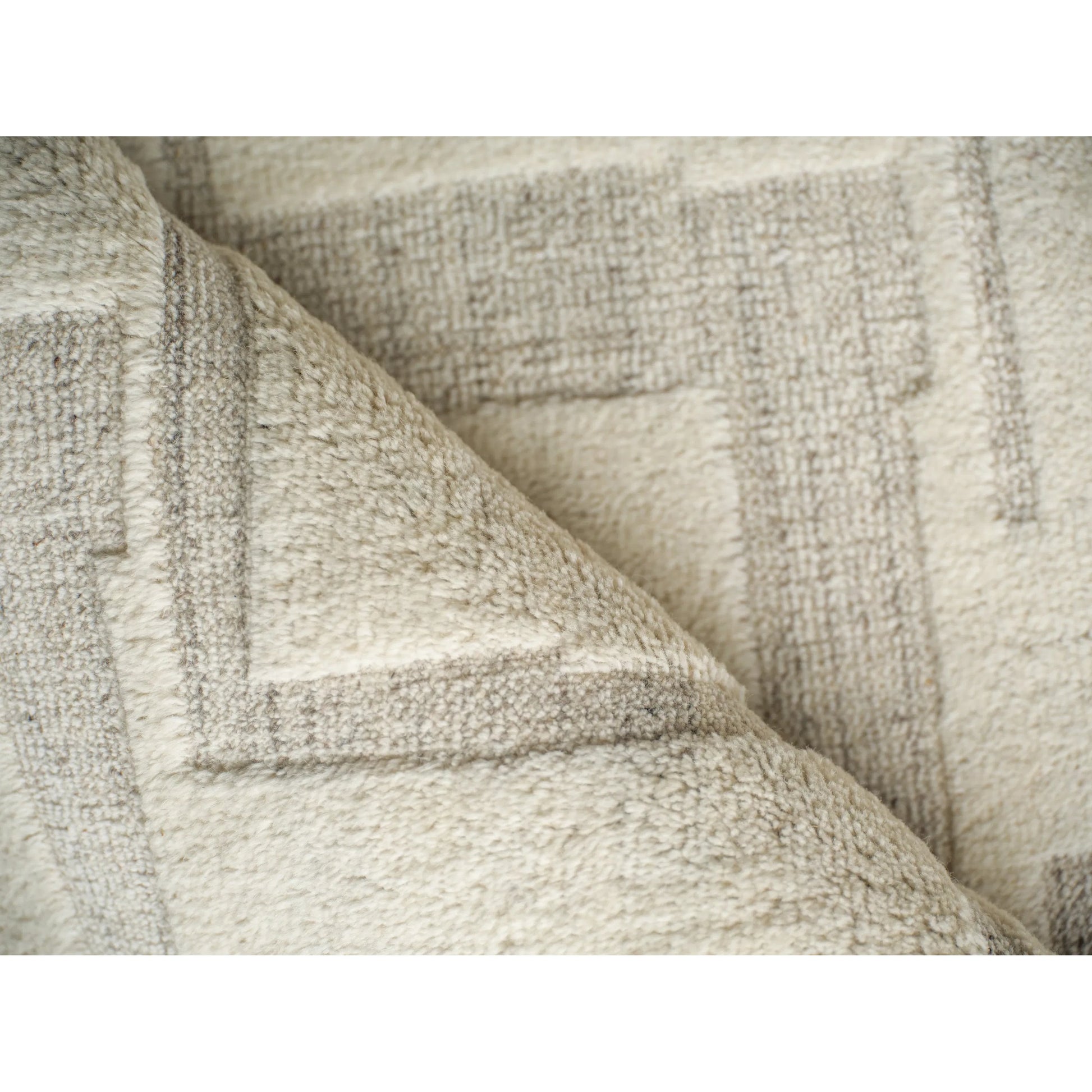 Malmo 7497 Rug by Exquisite Rugs in ivory, beige, taupe. Made from new zealand wool in a unique style.
