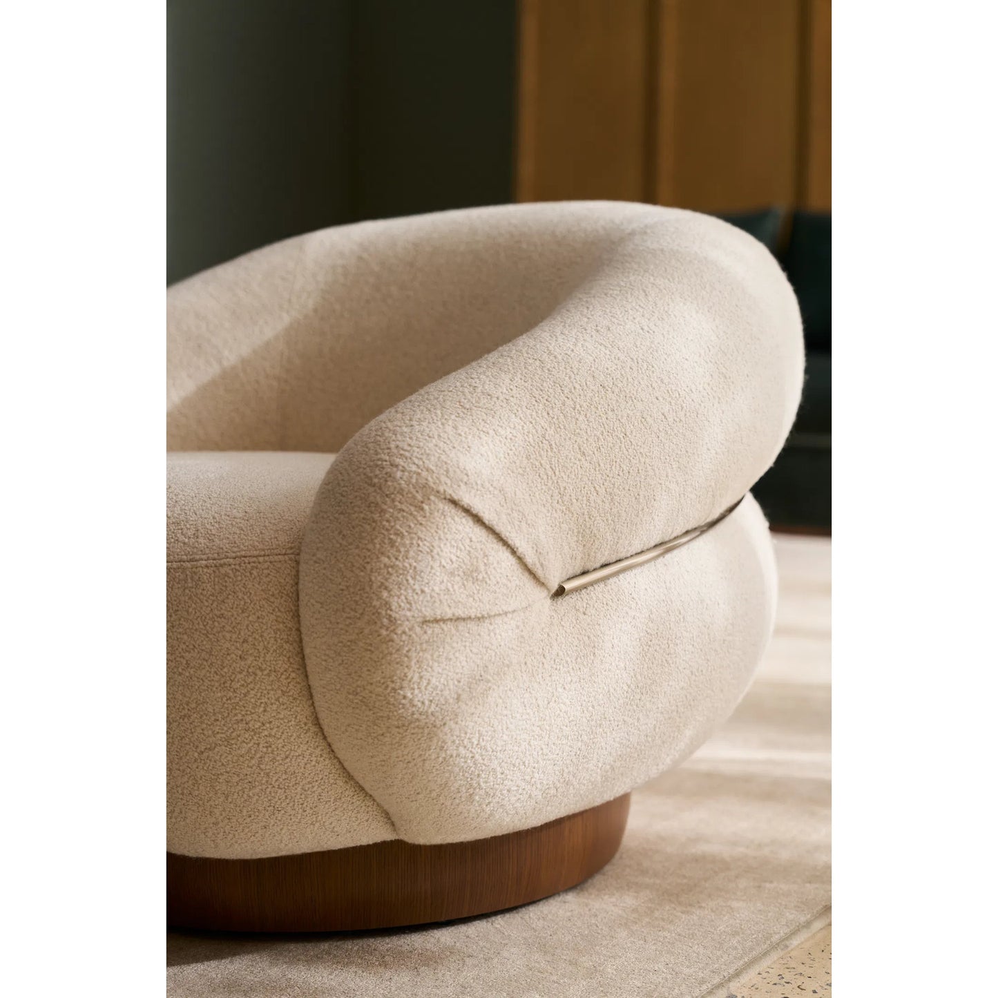 007 SI-2370839 | Lifestyle | Smoosh Swivel Chair by Caracole in retro walnut, champagne gold. Made from unique in a transitional style.