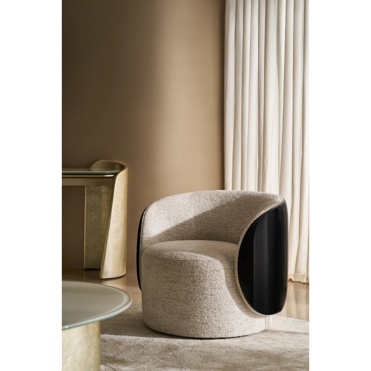 008 SI-2370755 | Lifestyle | Cuff Swivel Chair by Caracole in ivory and piano black. Made from unique in a modern style.