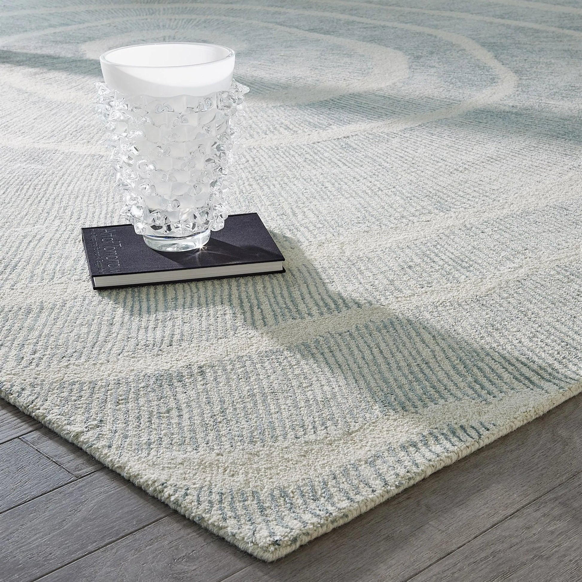 Burst Rug by Global Views. Made from 65% wool, 35% viscose, backing: cotton in a unique style.