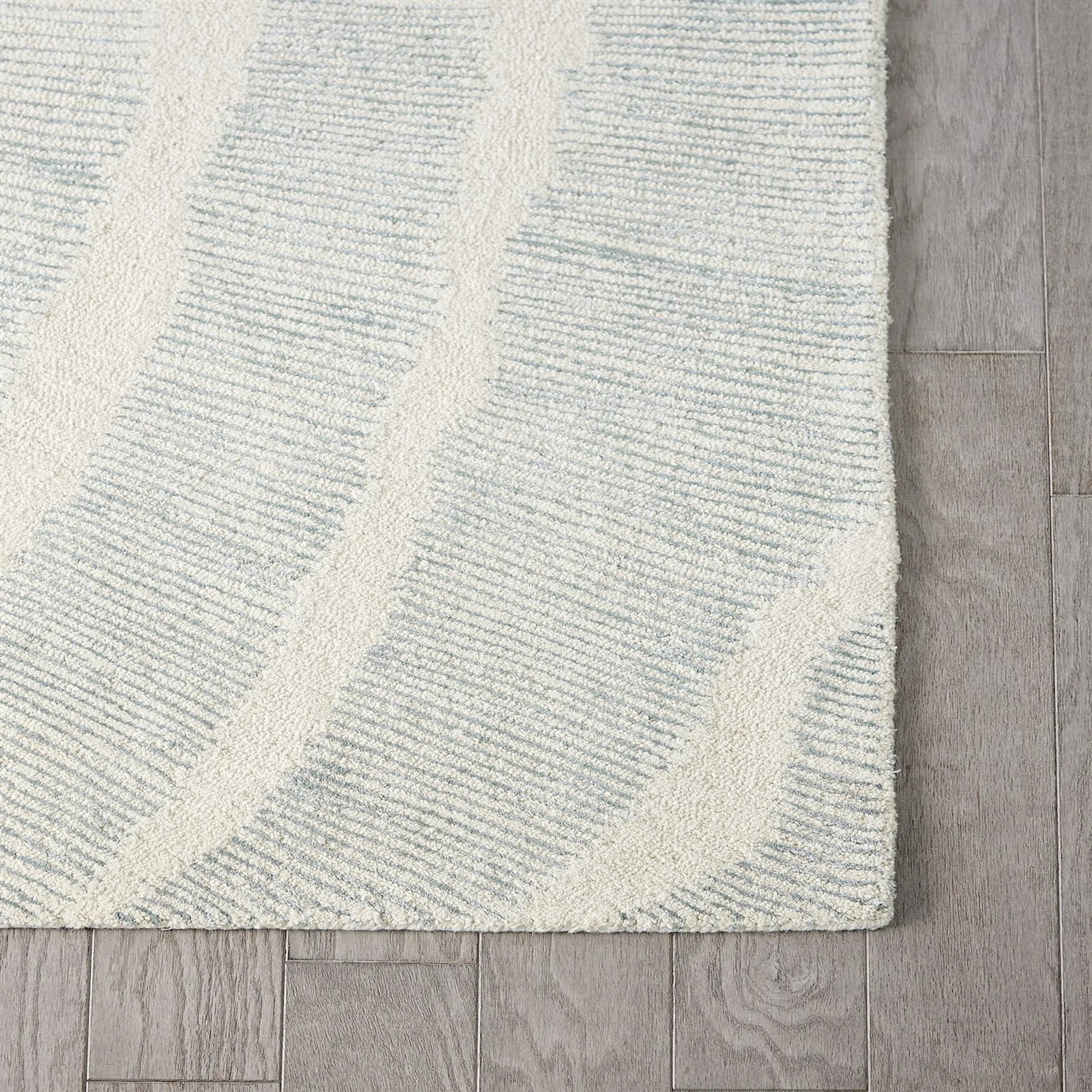 Burst Rug by Global Views. Made from 65% wool, 35% viscose, backing: cotton in a unique style.