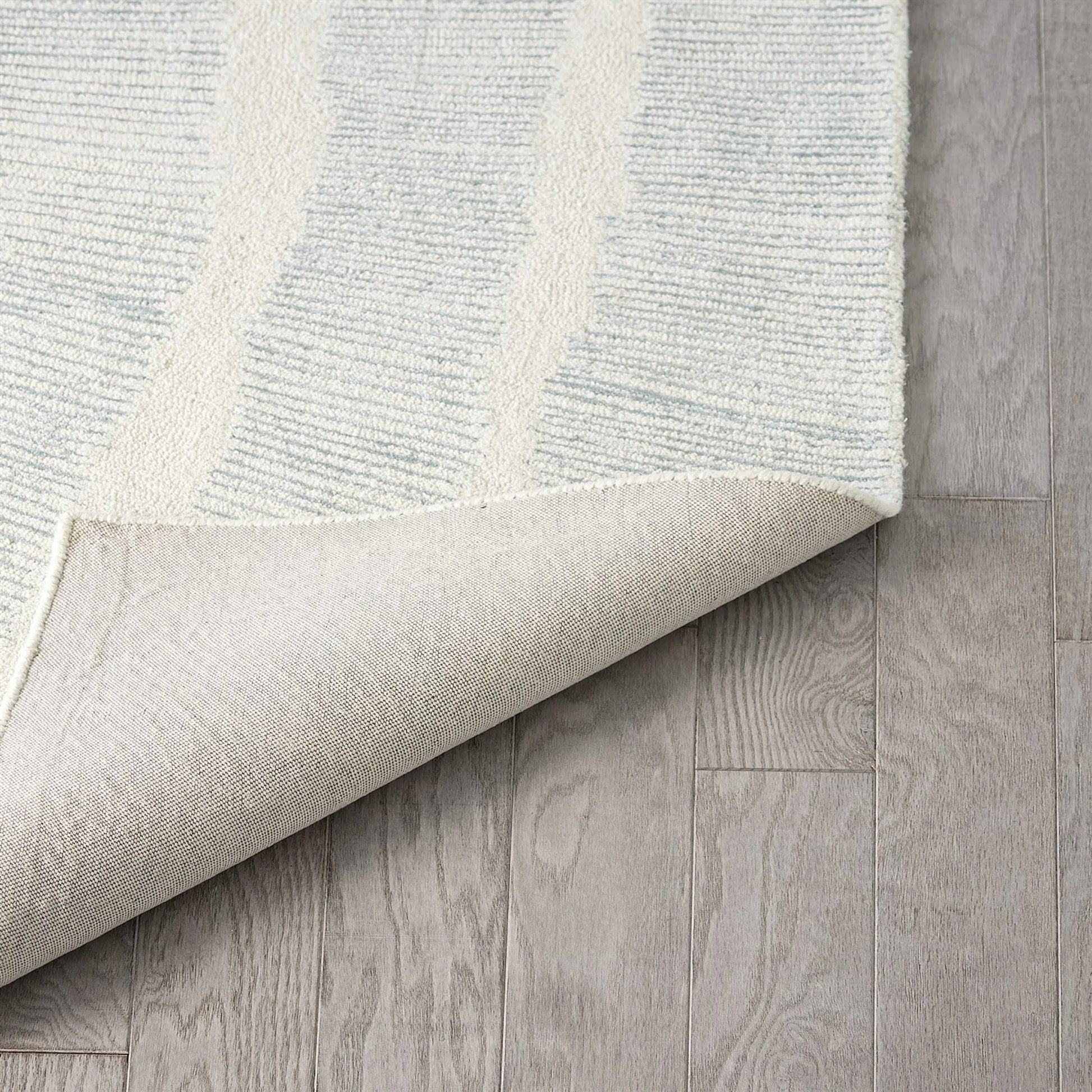 Burst Rug by Global Views. Made from 65% wool, 35% viscose, backing: cotton in a unique style.