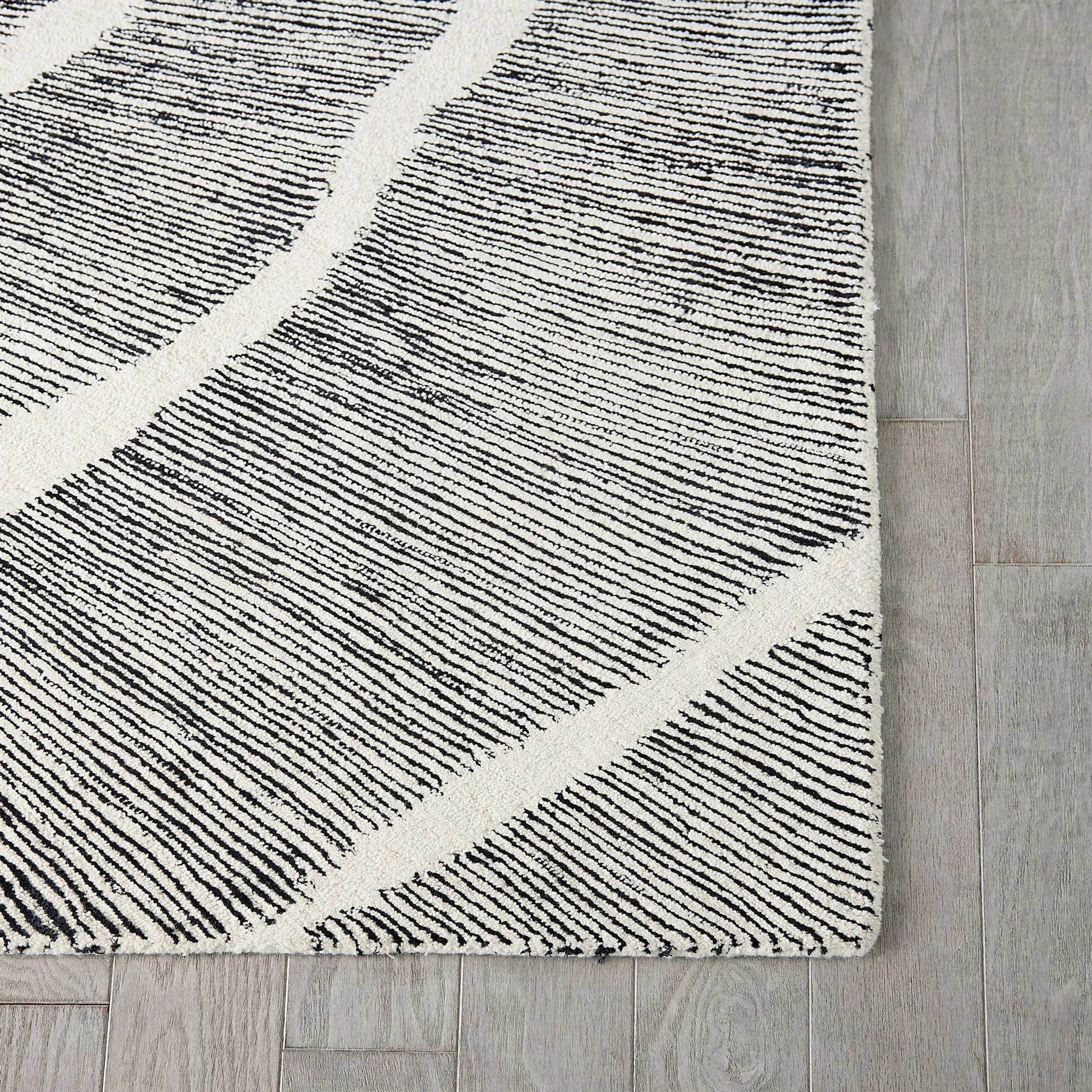 Burst Rug by Global Views. Made from 65% wool, 35% viscose, backing: cotton in a unique style.