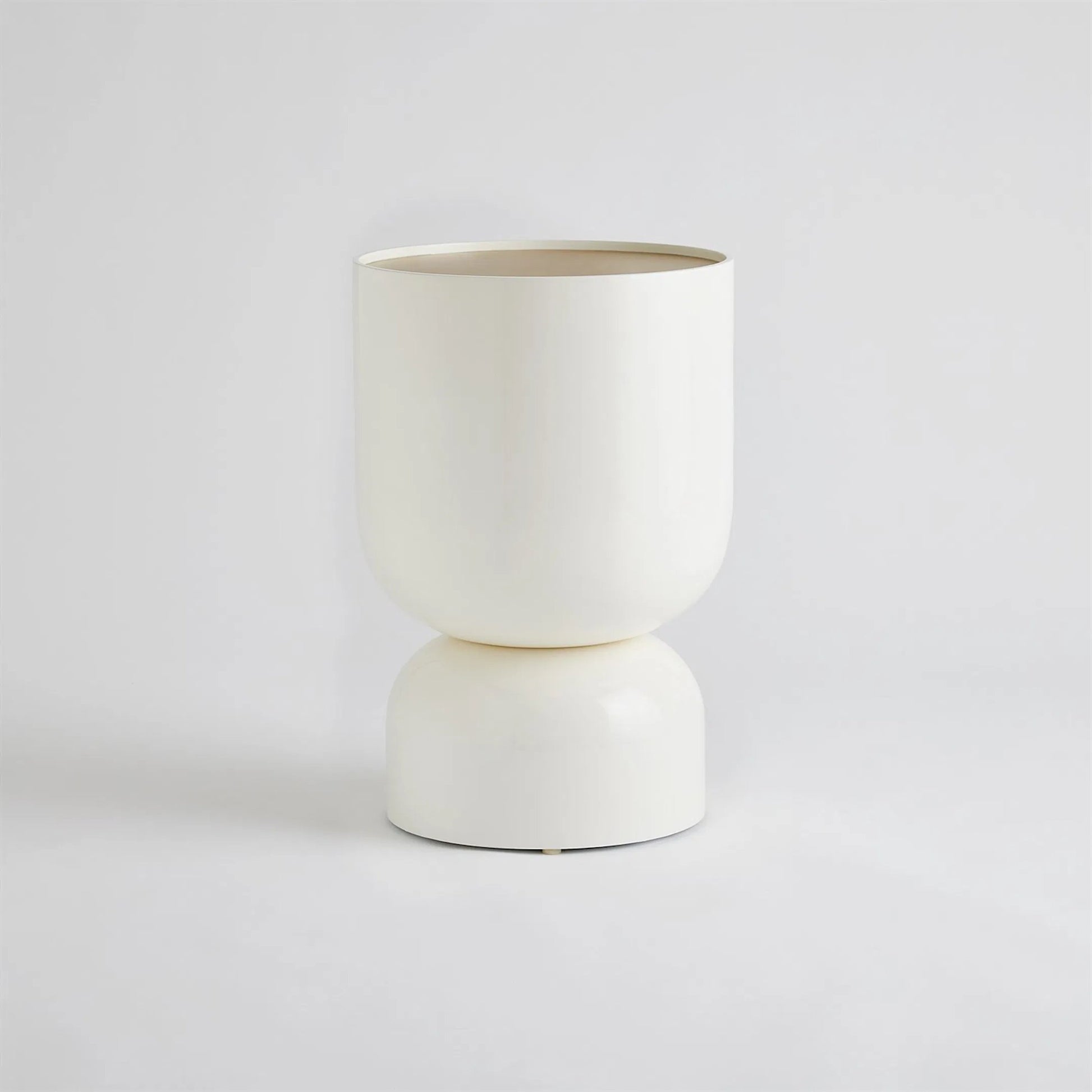 Three Kings Side Table by Global Views in gold, white, off-white and white lacquer. Made from unique in a transitional style.