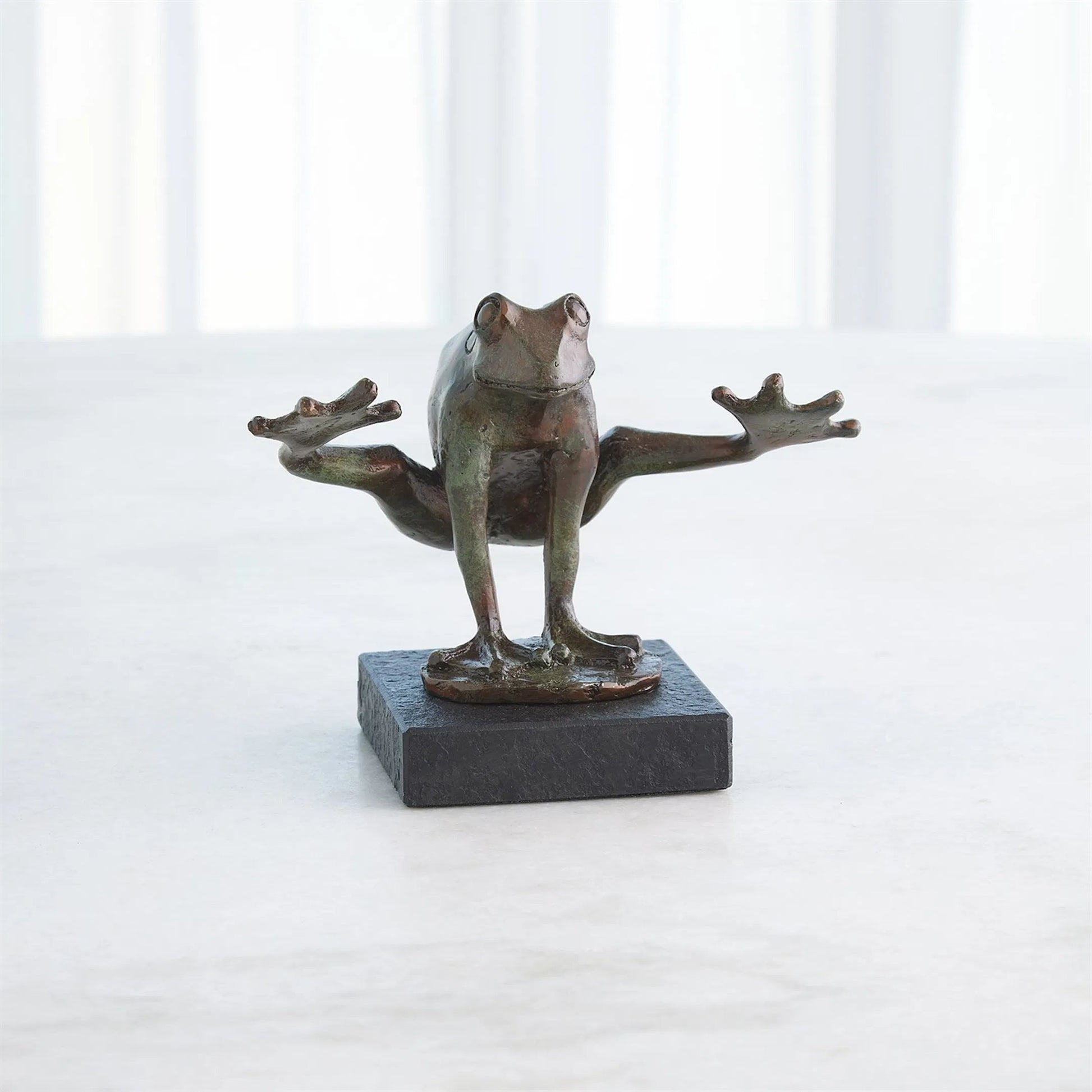 Leap Frog by Global Views in marble. Made from unique in a modern style.