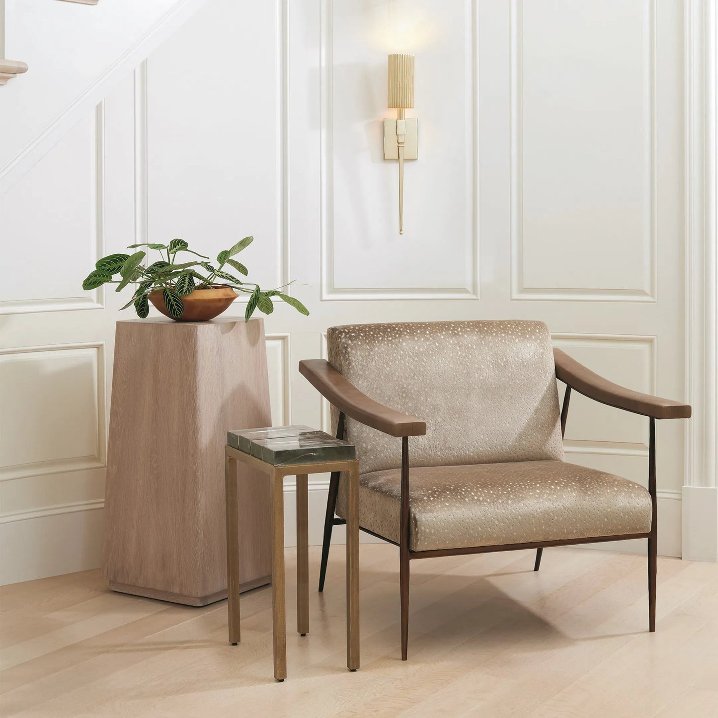 003 SI-2446062 | Lifestyle | Fluted Single Sconce by Global Views. Made from brass in a modern style.