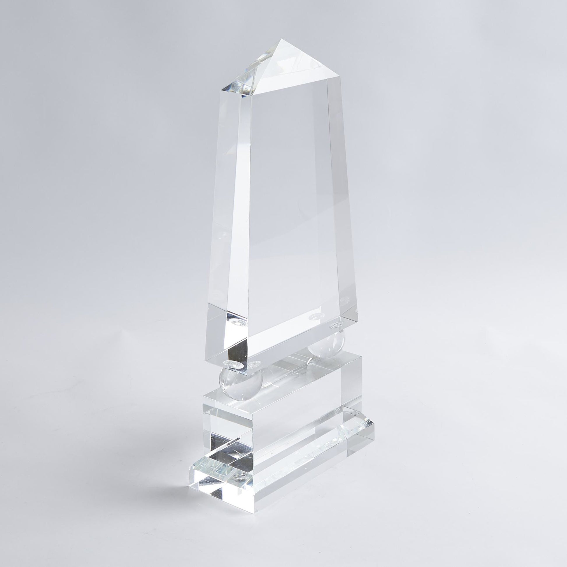 Crystal Obelisk by Global Views. Made from crystal in a modern style.