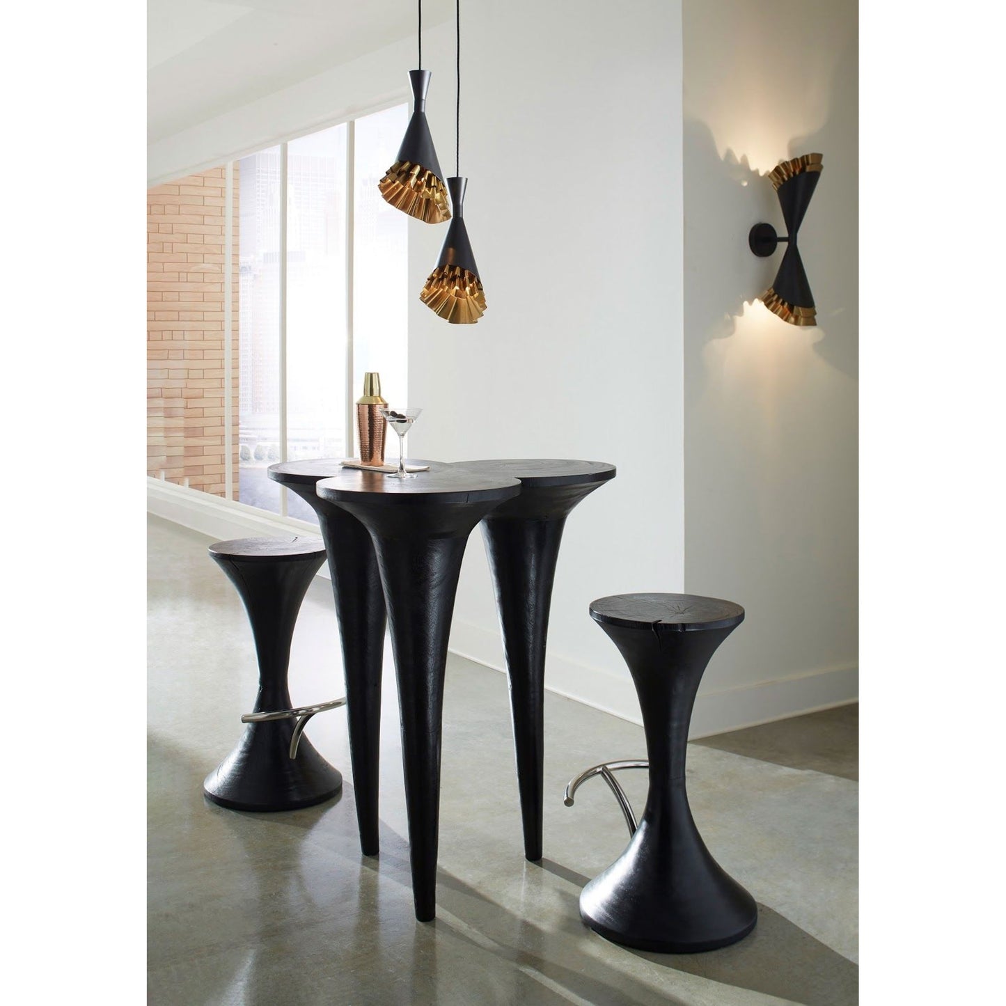 003 SR-820830 | Lifestyle | Ruffle Pendant Lamp by Phillips Collection in black, gold and brass. Made from metal in a eclectic & global style.
