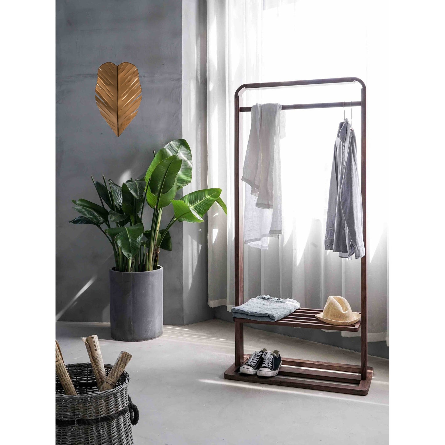 006 SR-817530 | Lifestyle | Banana Sconce by Varaluz in gold. Made from unique in a coastal style.