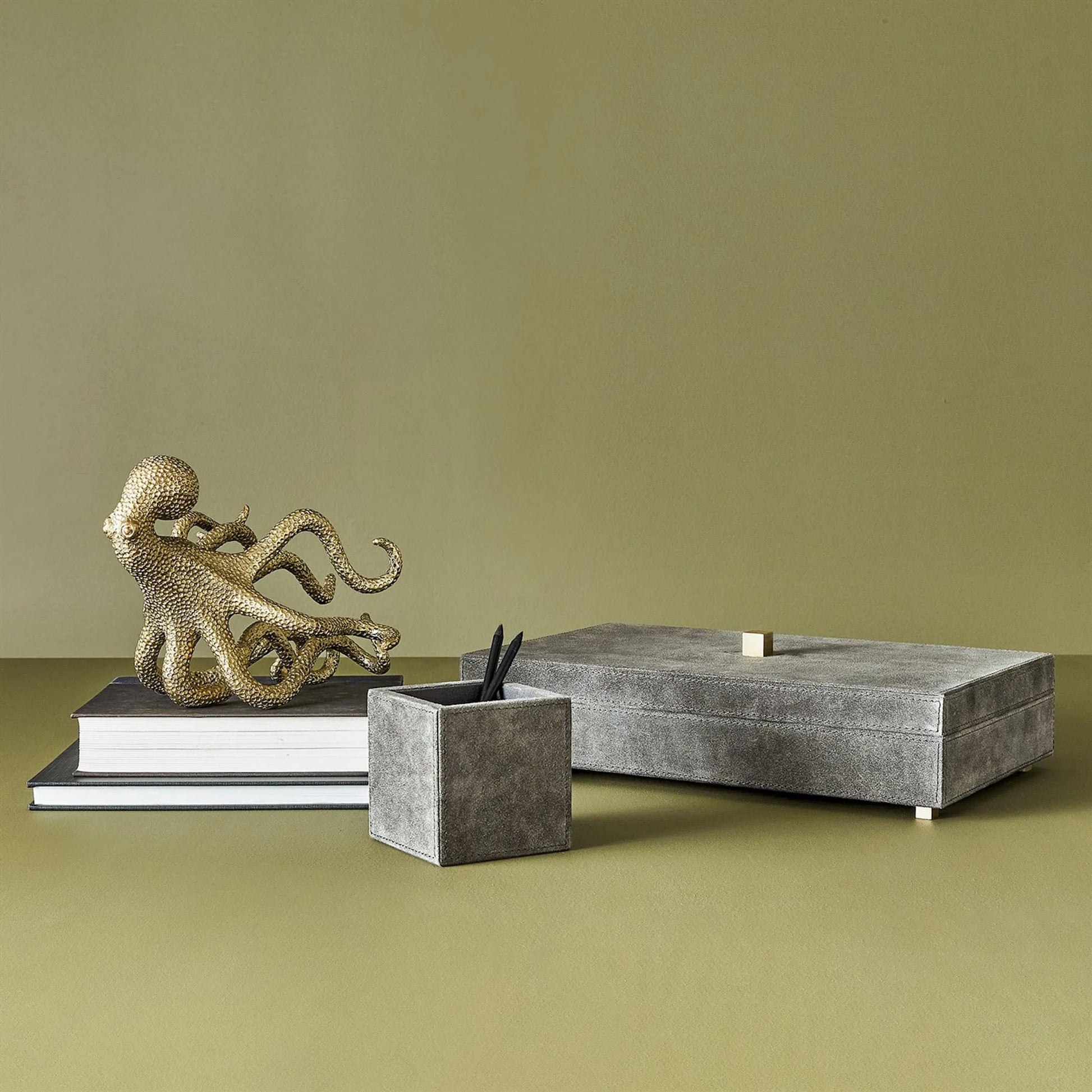 Gliding Octopus by Global Views in brass. Made from unique in a modern style.