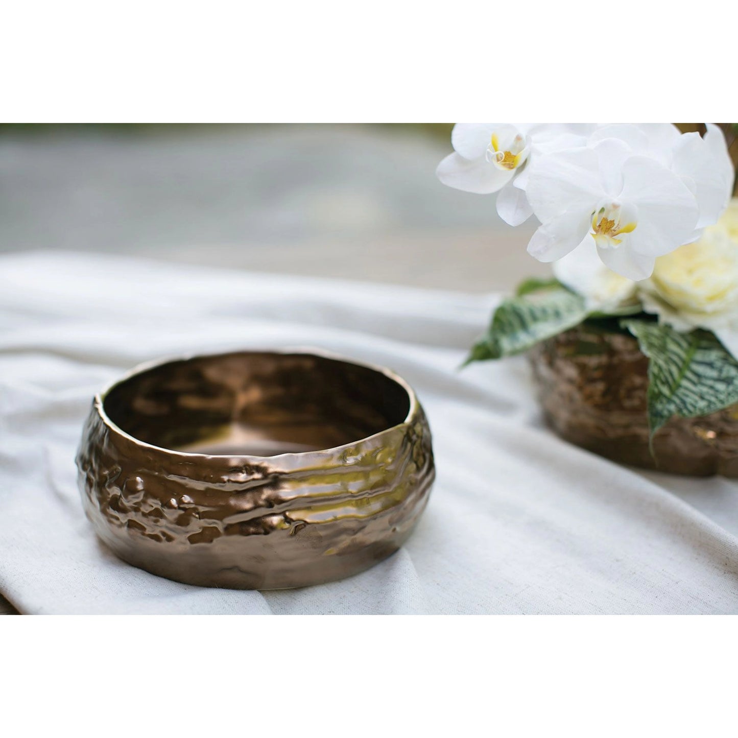 002 SI-2084346 | Lifestyle | Hollywood Bowl by Accent Decor in bronze. Made from ceramic in a modern style.