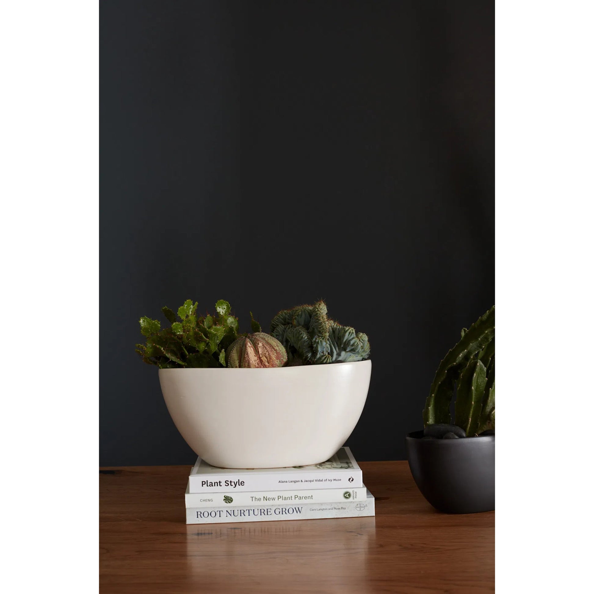 Metta Boat by Accent Decor. Made from ceramic in a modern style.