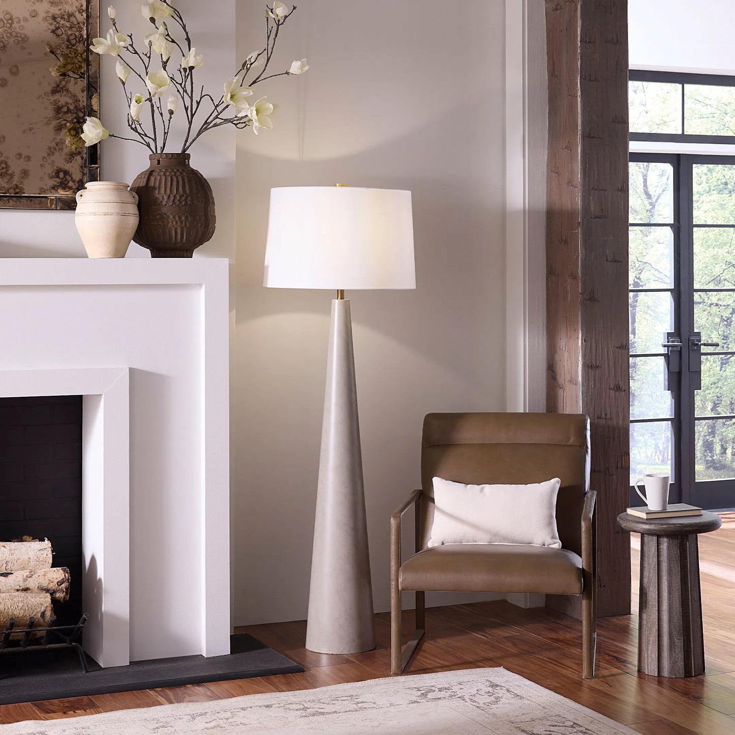 003 SI-2537674 | Lifestyle | Alps Floor Lamp by Jamie Young in grey and warm grey. Made from metal in a unique style.