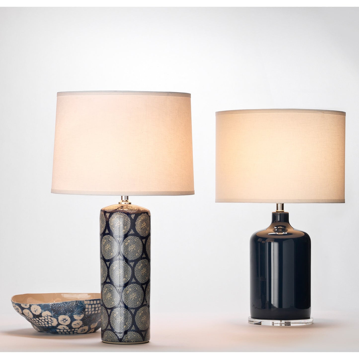 007 S-292106 | Lifestyle | Neva Table Lamp by Jamie Young in blue. Made from ceramic in a transitional style.
