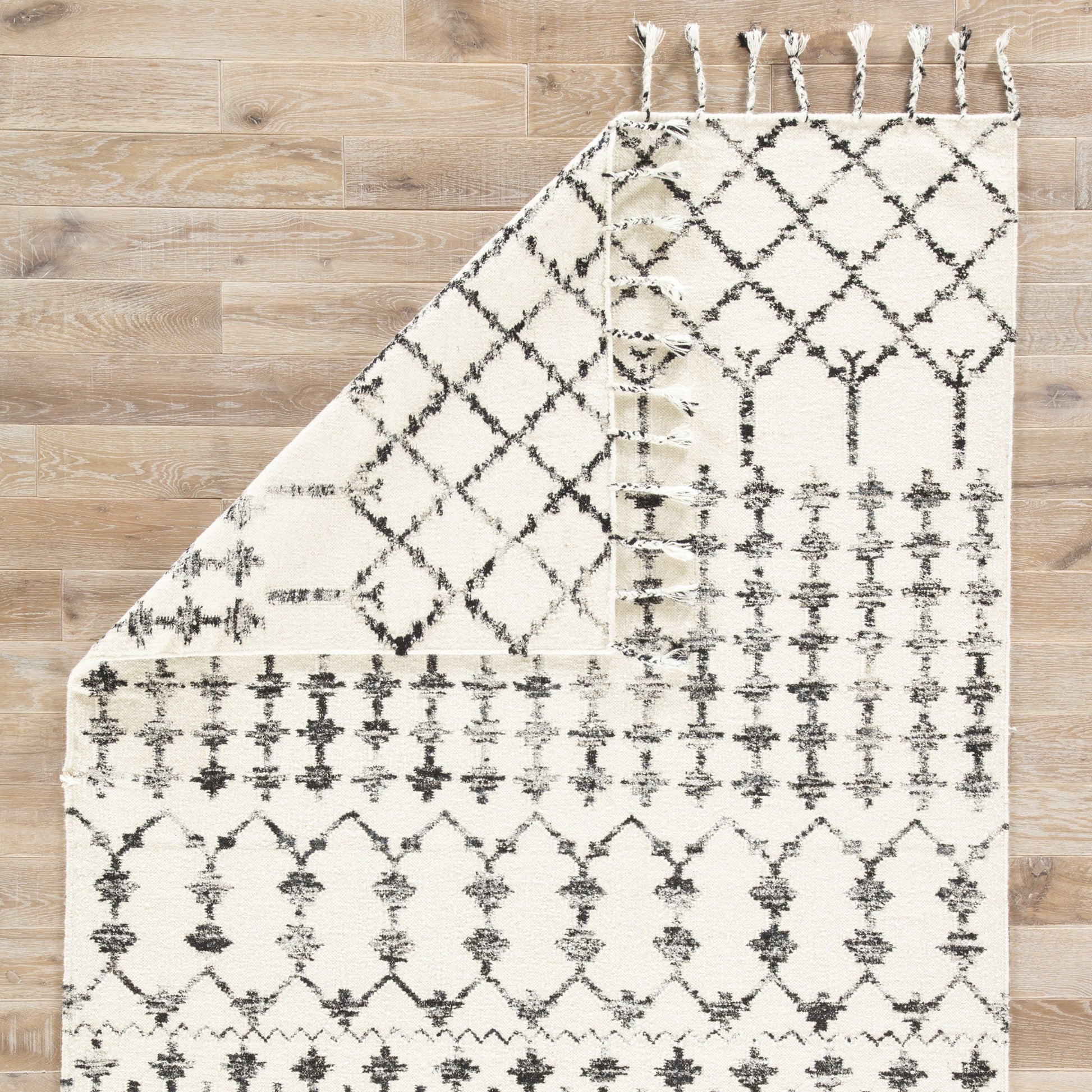 Adair Wool & Silk ADA02 Rug by Jaipur Living in ivory. Made from 70% wool, 30% sari silk in a unique style.