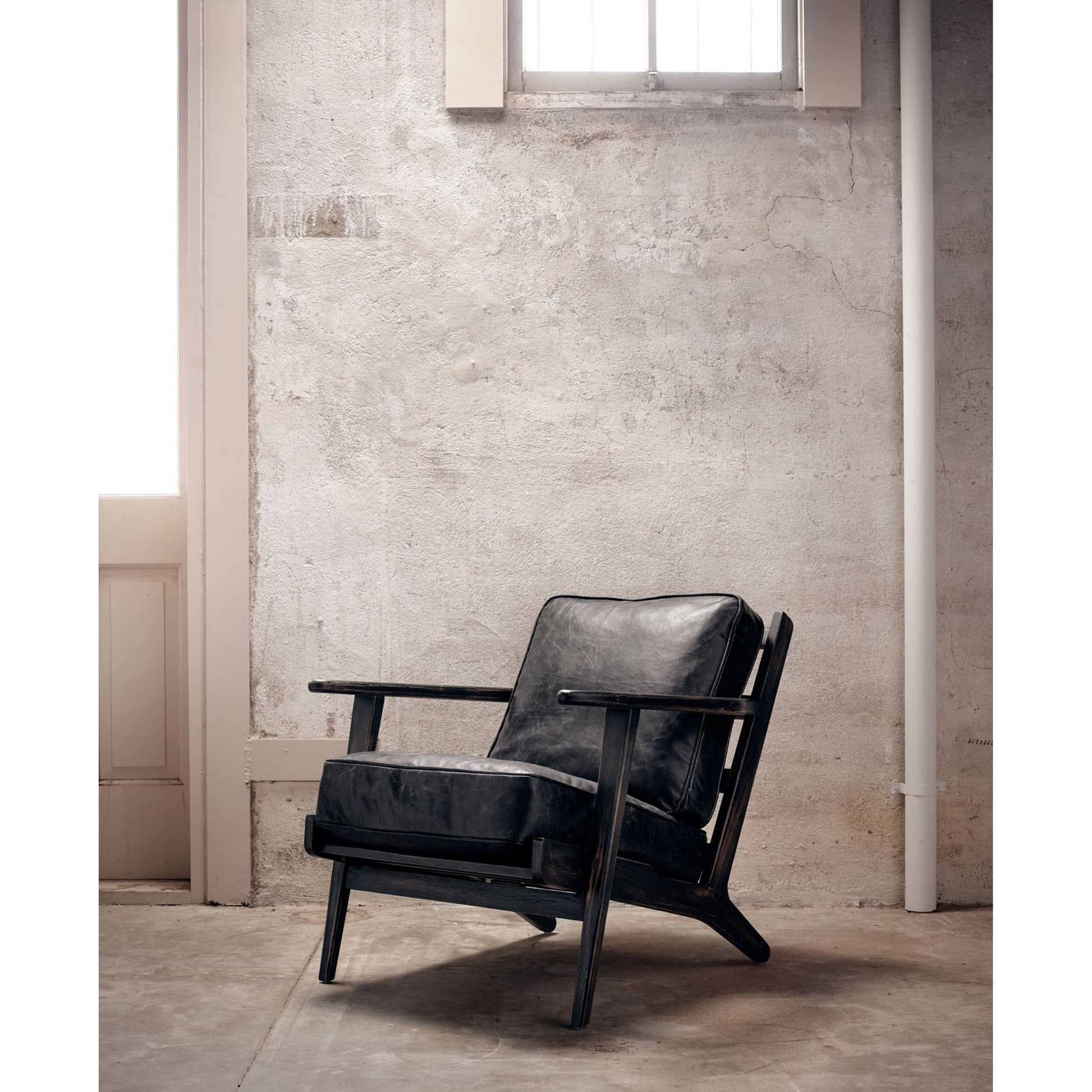 Brooks Lounge Chair by Four Hands in rialto ebony, black wash. Made from top grain leather, solid oak, 67% cotton, 33% flax, linen in a modern style.