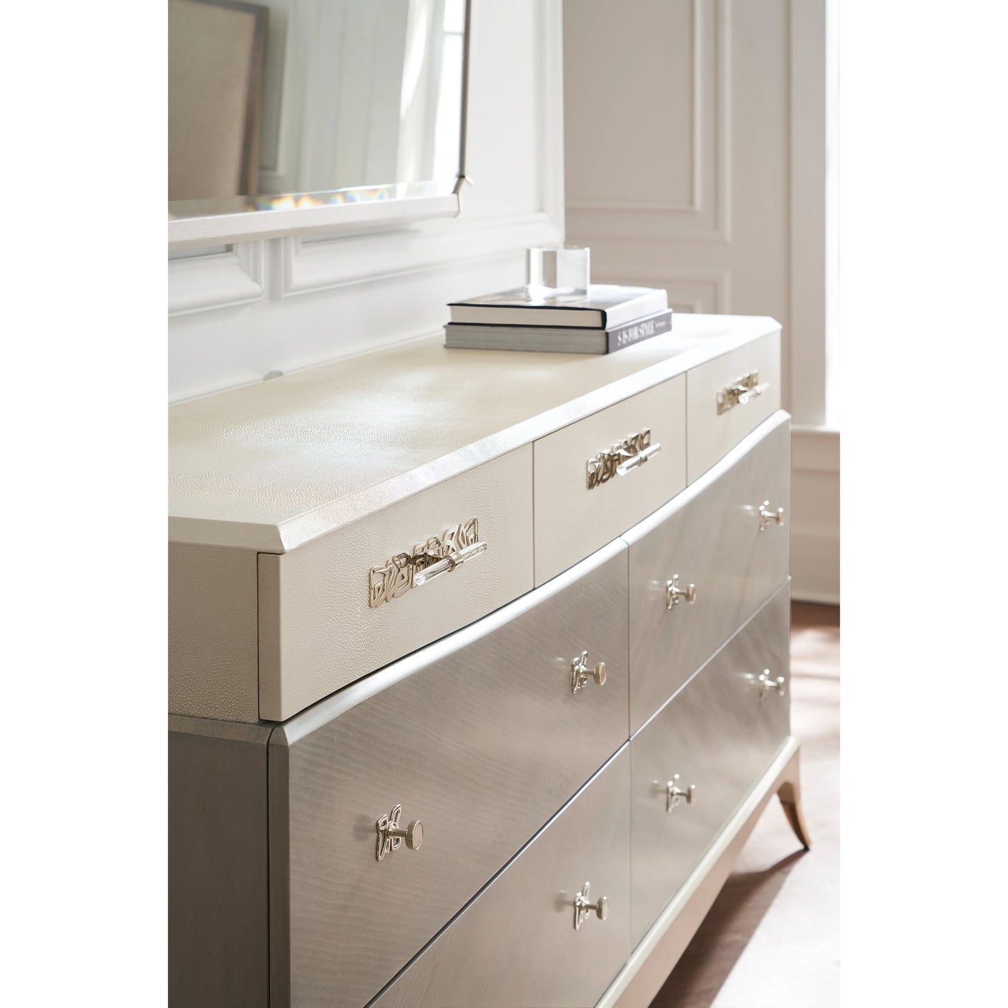 005 SI-1955738 | Lifestyle | Tempo by Caracole in shagreen, gold and cappuccino, sparkling argent. Made from birch, light coffee platano in a modern style.