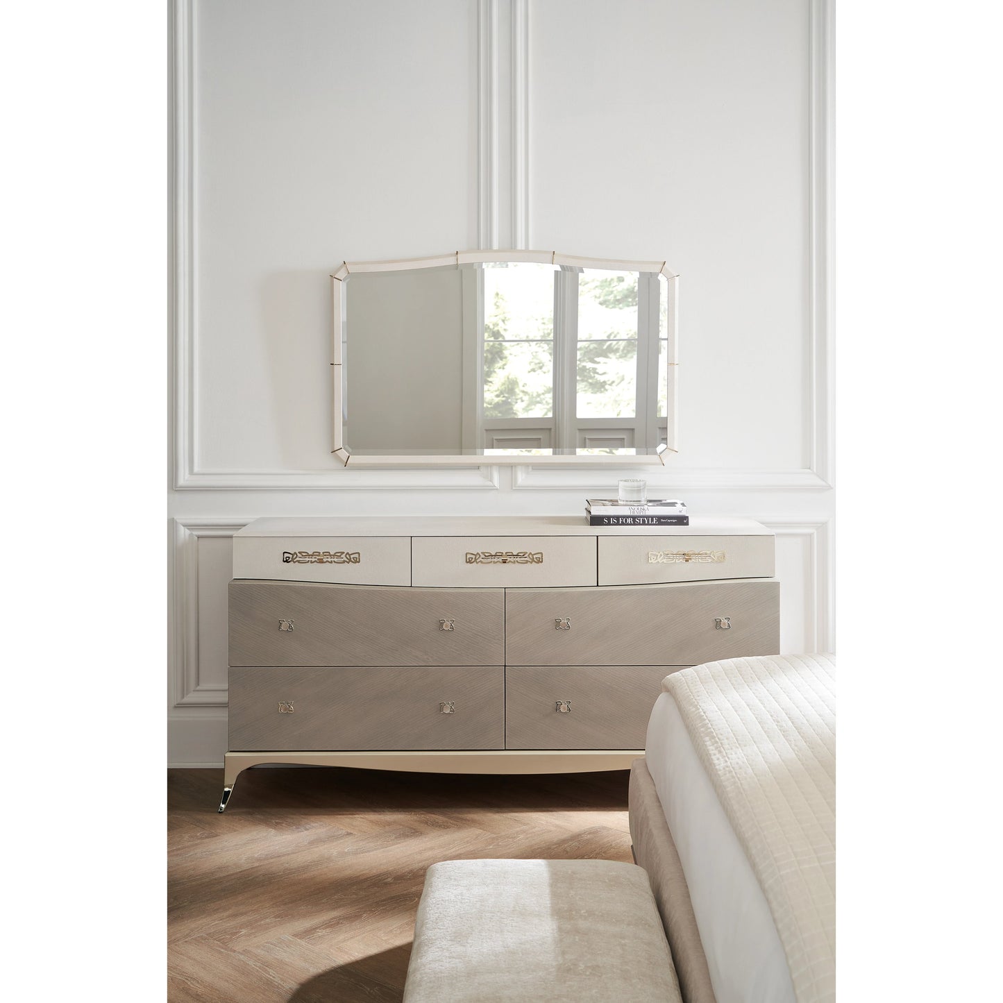 004 SI-1955738 | Lifestyle | Tempo by Caracole in shagreen, gold and cappuccino, sparkling argent. Made from birch, light coffee platano in a modern style.