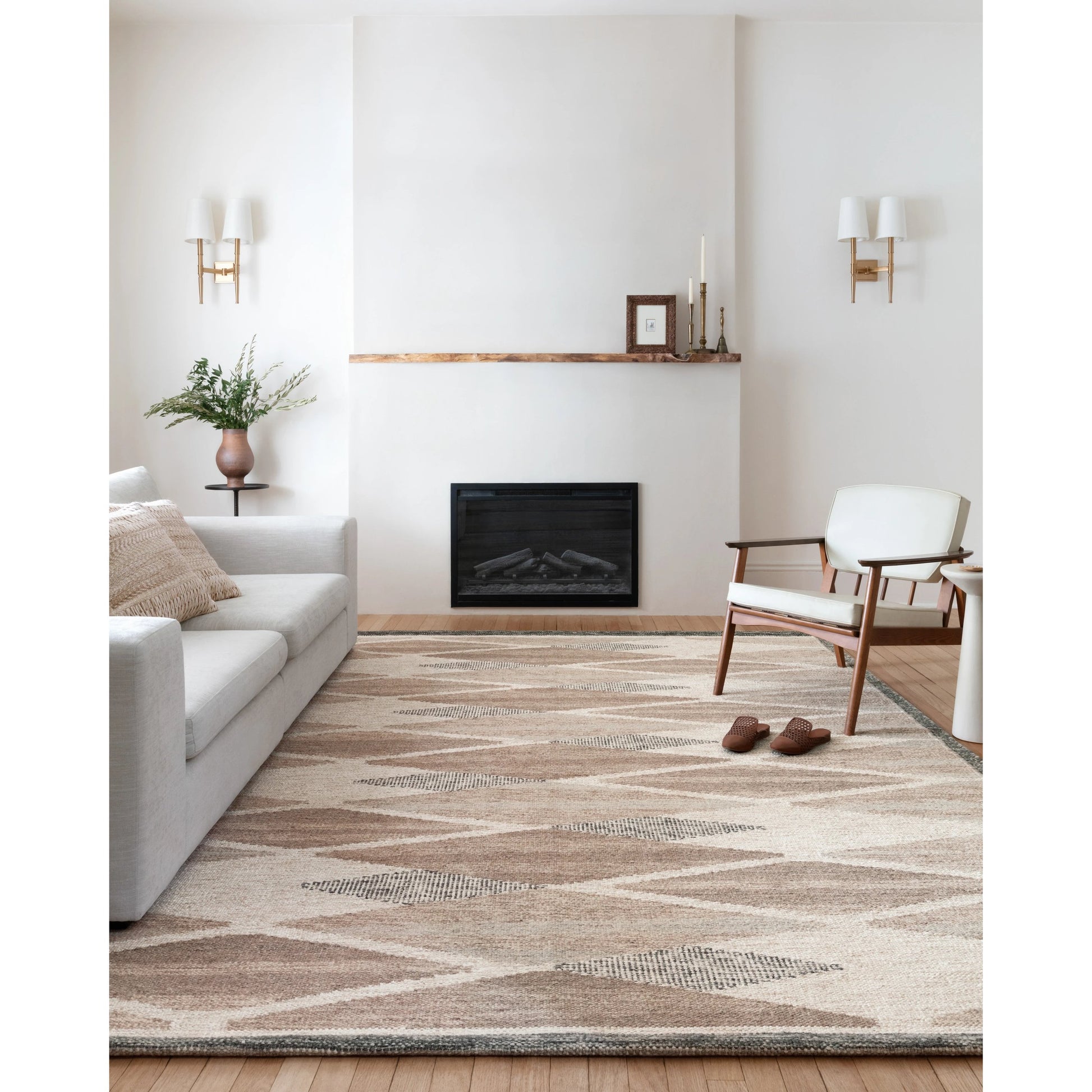 Evelina EVE-04 Rug by Loloi in taupe, bark. Made from 25% wool, 21% viscose, 20% cotton, 18% viscose from bamboo, 8% chenille, 5% acrylic, 3% linen in a modern 
