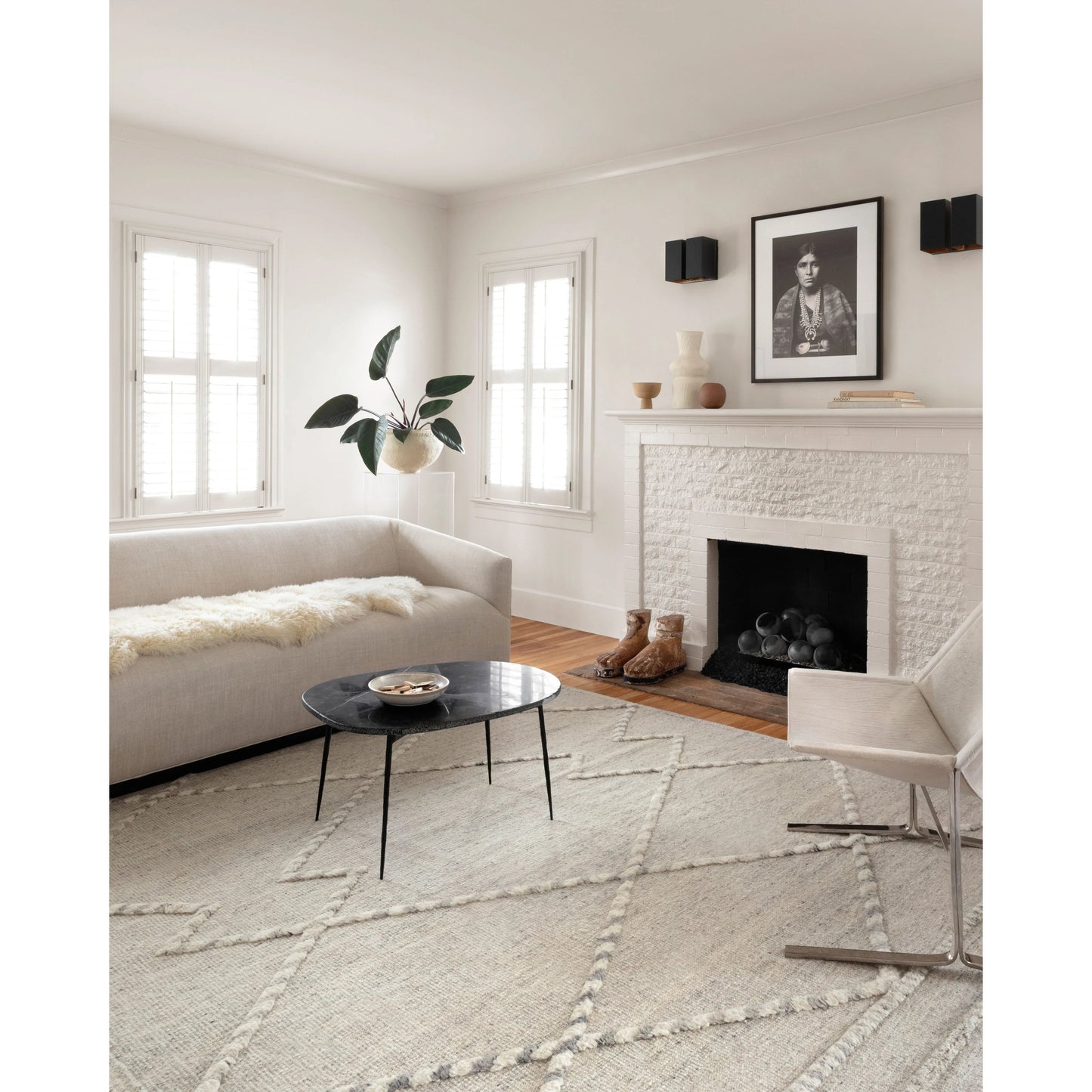 001 SR-785364,SR-785365,SR-785366,SR-785367,SR-785368,SR-785369,SR-785370 | Lifestyle | IMA-03 by Loloi in ivory, light gray. Made from 100% wool in a rustic style.