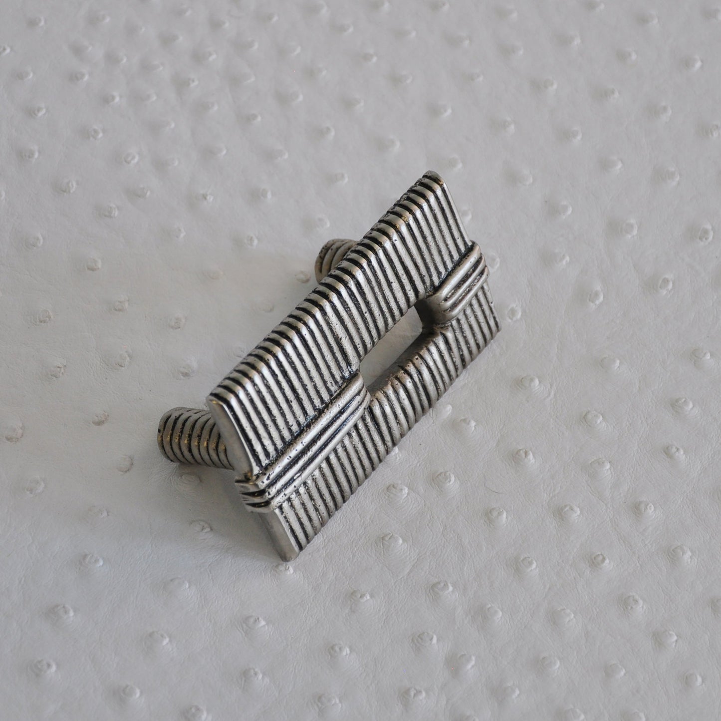 004 S-343257 | Lifestyle | Kurt Knob by Worlds Away in antique silver. Made from resin, metal in a eclectic & global style.
