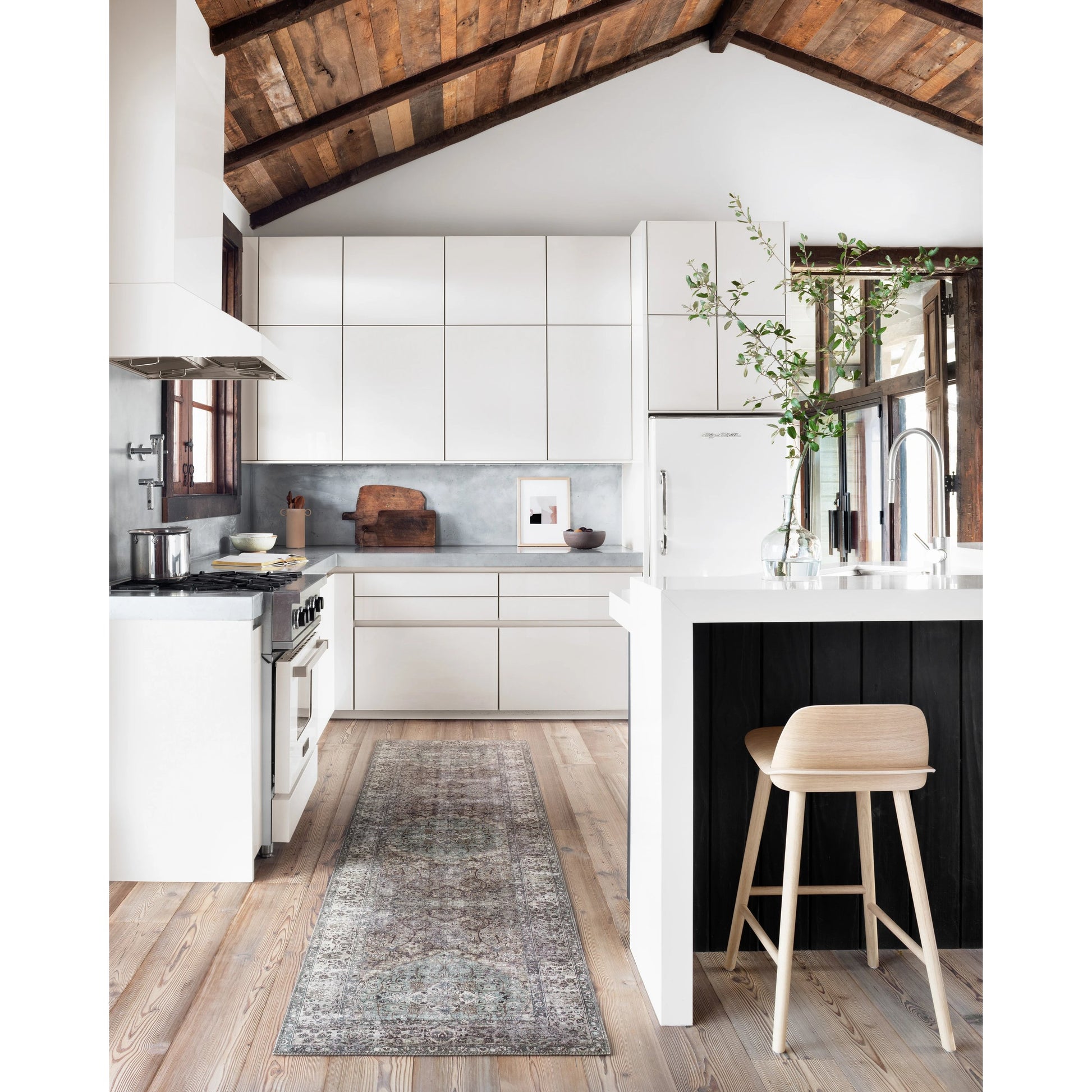 Layla LAY-06 Rug by Loloi in taupe, stone. Made from 100% polyester in a traditional style.