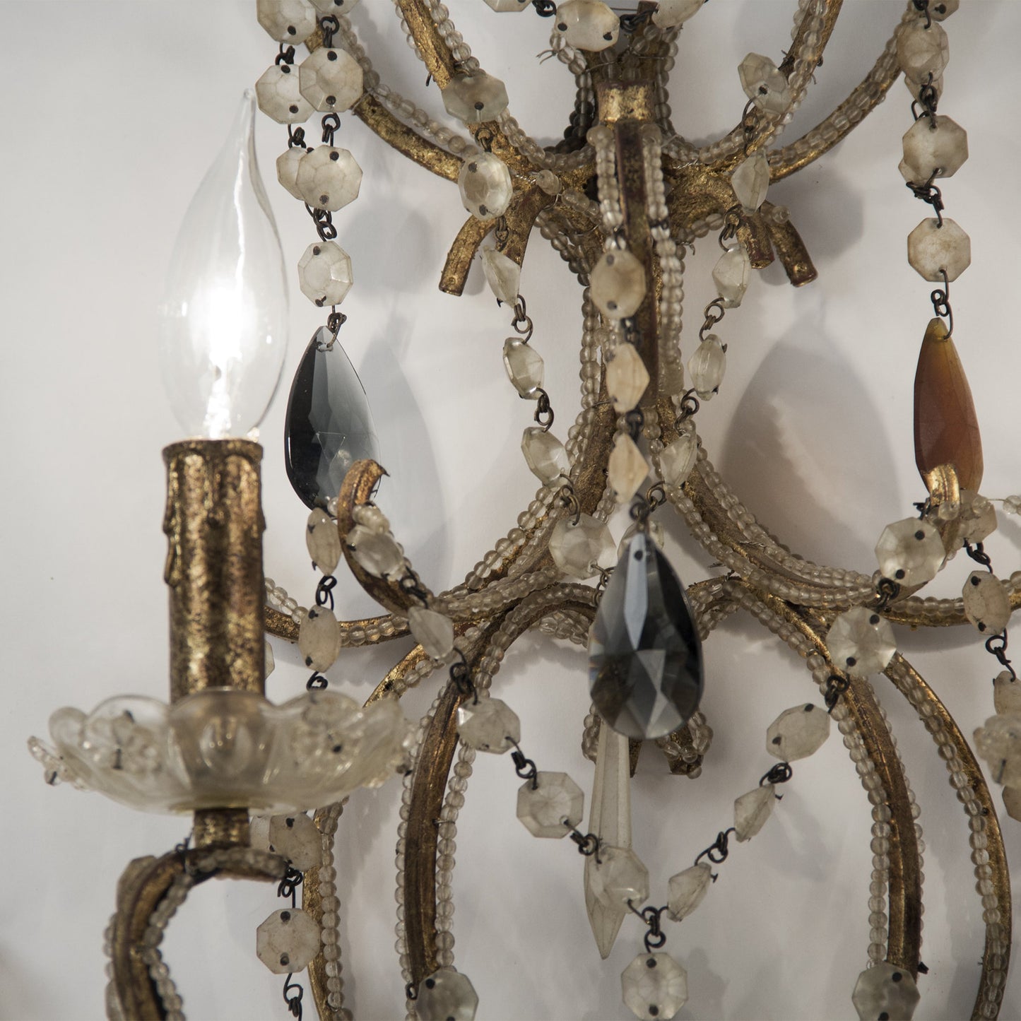 003 S-338291 | Closeup | Sara Wall Sconce by Zentique in gold and crystal, iron. Made from crystal, iron in a traditional style.