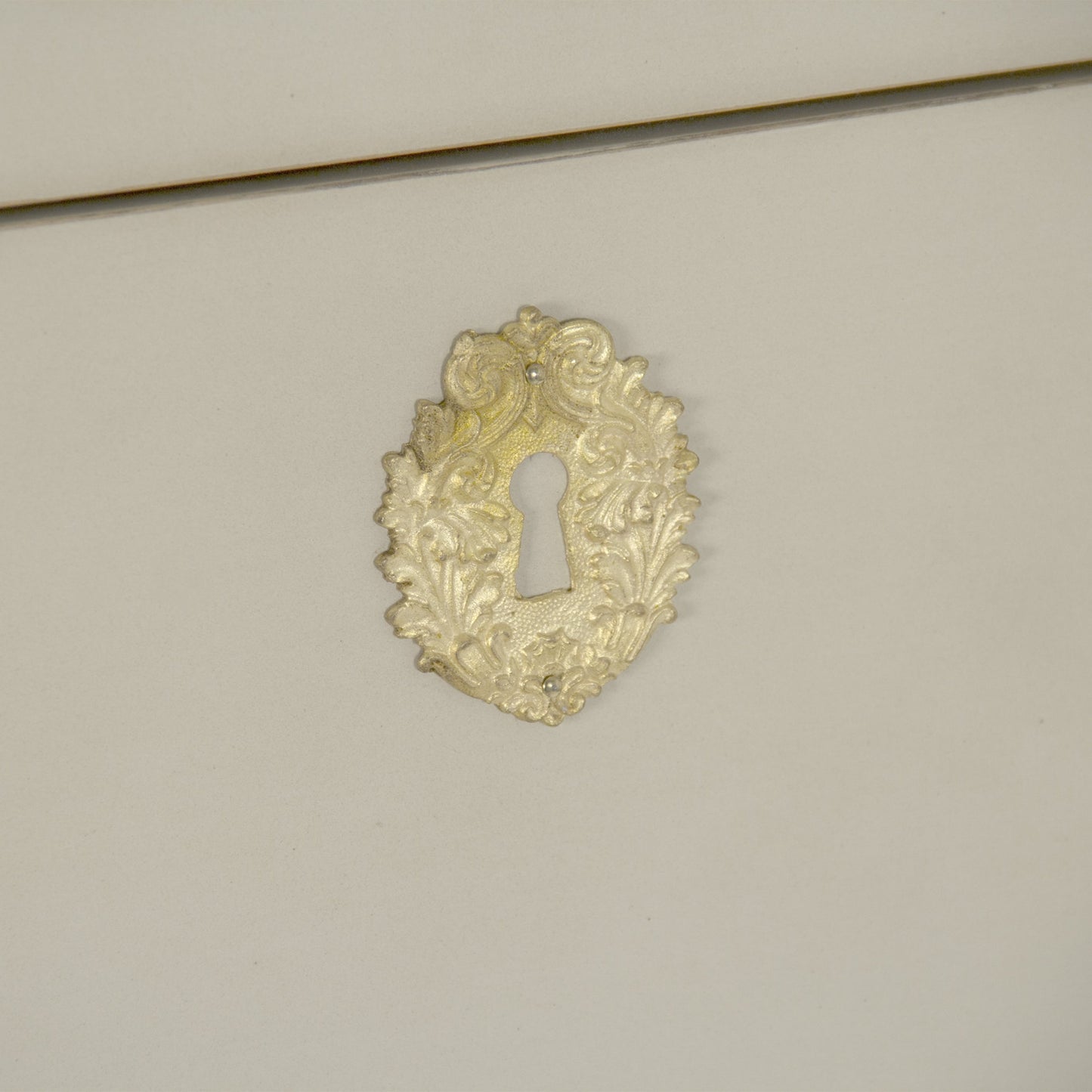 006 S-336568 | Closeup | Anjelica Dresser by Zentique in off-white, gold leaf and beech, plywood. Made from beech, plywood in a traditional style.