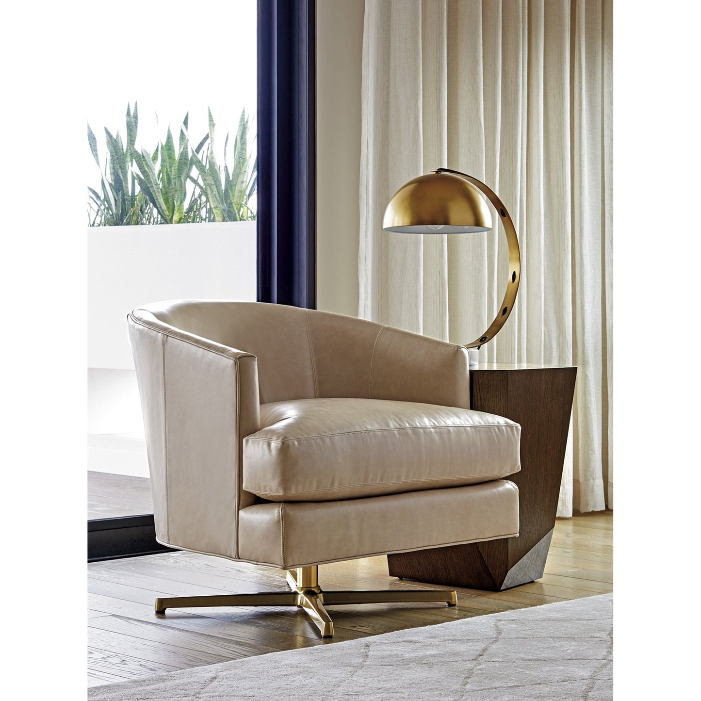 002 SI-2540592 | Lifestyle | Graves Leather Swivel Chair by Lexington. Made from oak, leather, metal in a modern style.