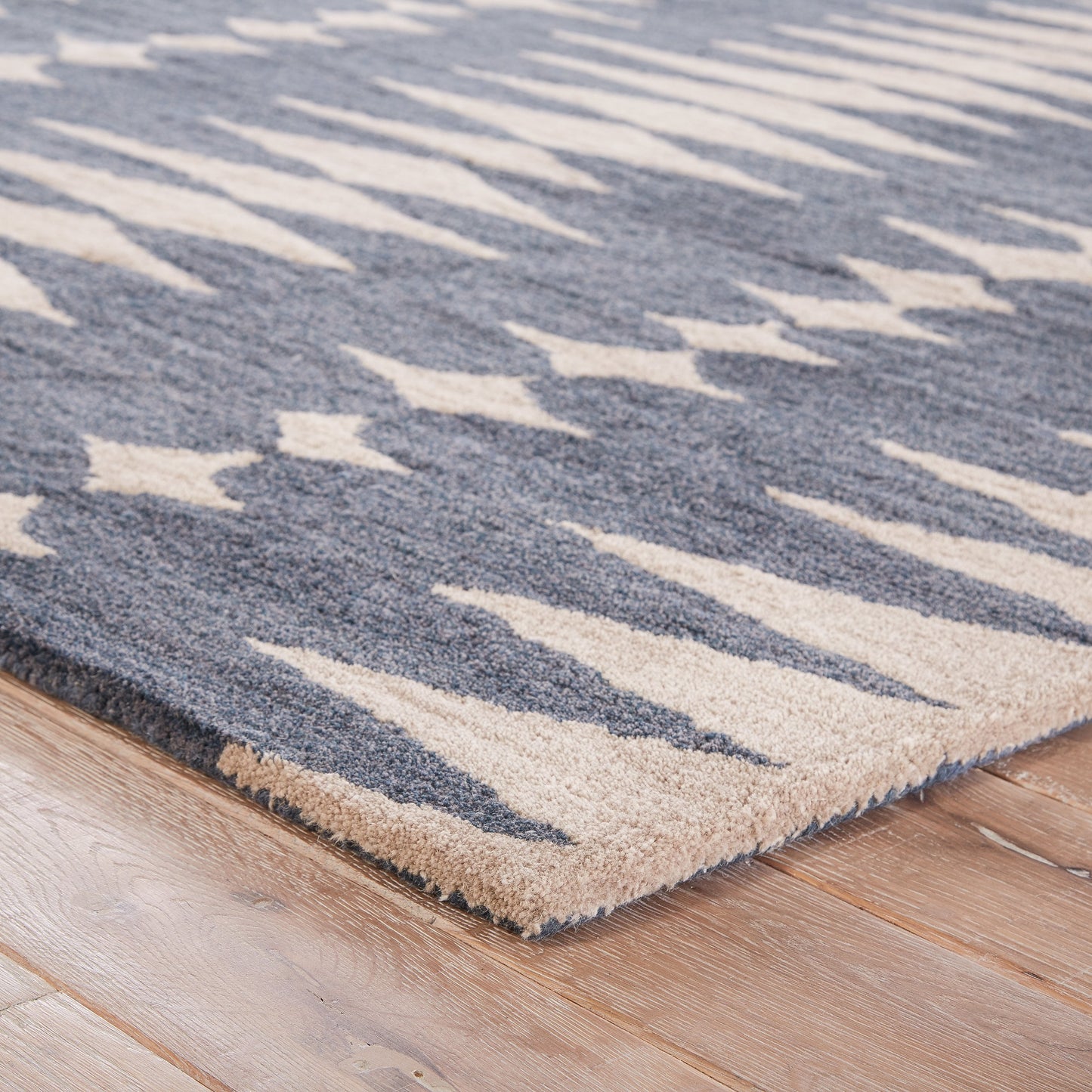 002 58009-30037,O-JAIPUR-RUG115842,O-JAIPUR-RUG116812,O-JAIPUR-RUG116813 | Closeup | En Casa by Luli Sanchez Tufted Rug by Jaipur Living in ensign blue, bijou blue. Made from 100% wool in a modern style.