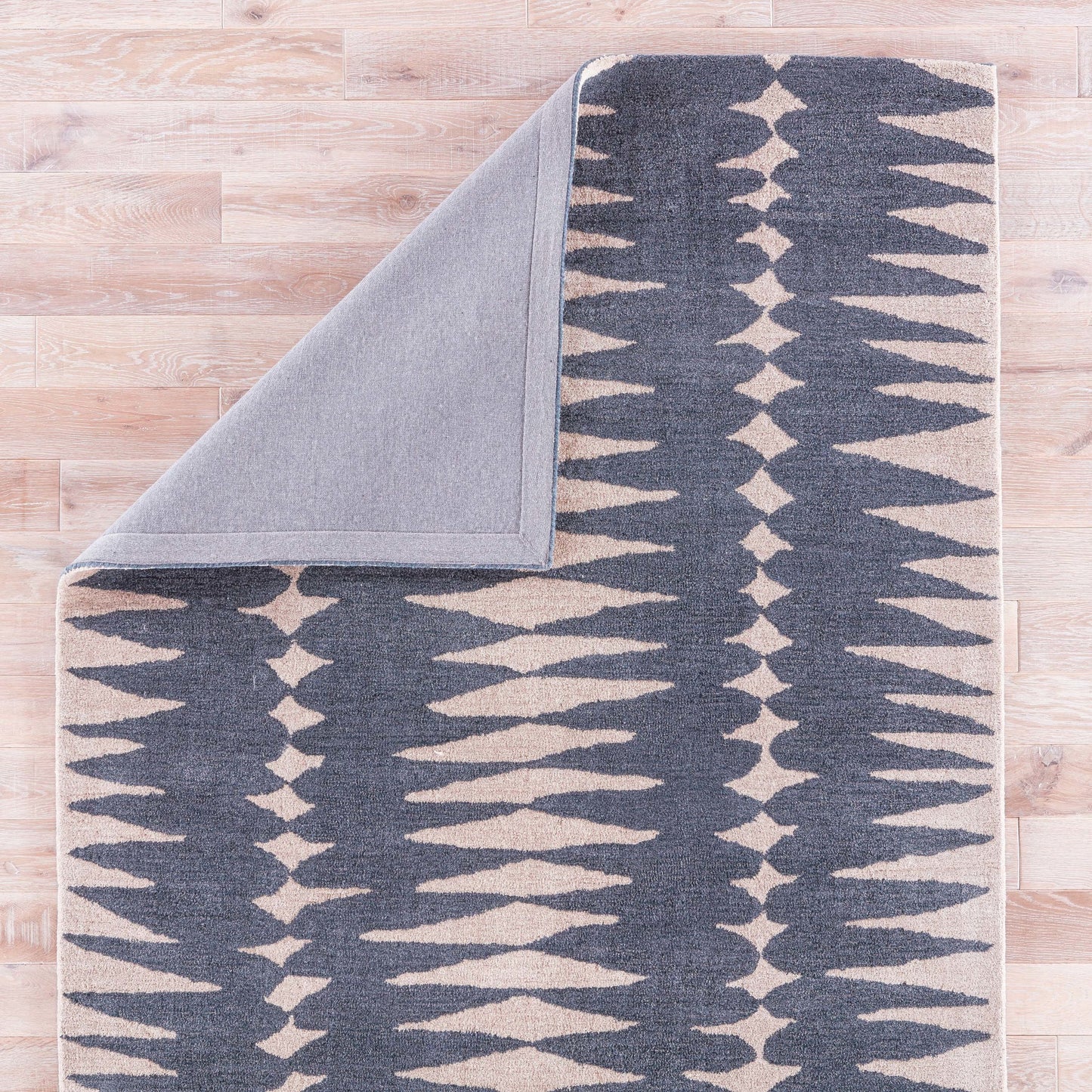 003 58009-30037,O-JAIPUR-RUG115842,O-JAIPUR-RUG116812,O-JAIPUR-RUG116813 | Closeup | En Casa by Luli Sanchez Tufted Rug by Jaipur Living in ensign blue, bijou blue. Made from 100% wool in a modern style.