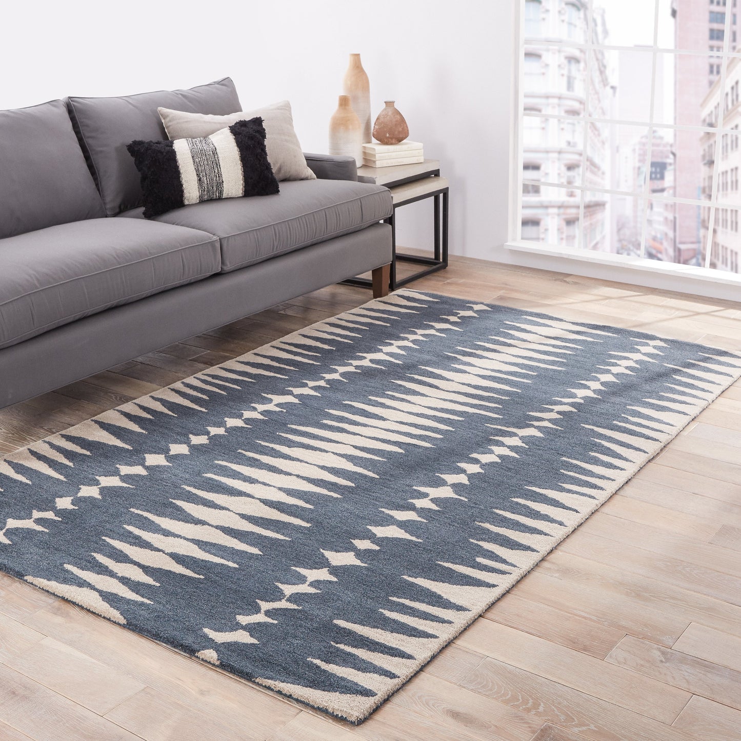 005 58009-30037,O-JAIPUR-RUG115842,O-JAIPUR-RUG116812,O-JAIPUR-RUG116813 | Lifestyle | En Casa by Luli Sanchez Tufted Rug by Jaipur Living in ensign blue, bijou blue. Made from 100% wool in a modern style.