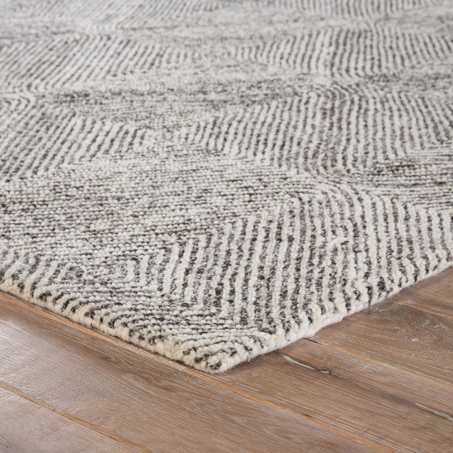 002 87518-26385,87518-26386 | Closeup | Traditions Made Modern Tufted MMT19 Rug by Jaipur Living in white, gray. Made from 100% wool in a unique style.