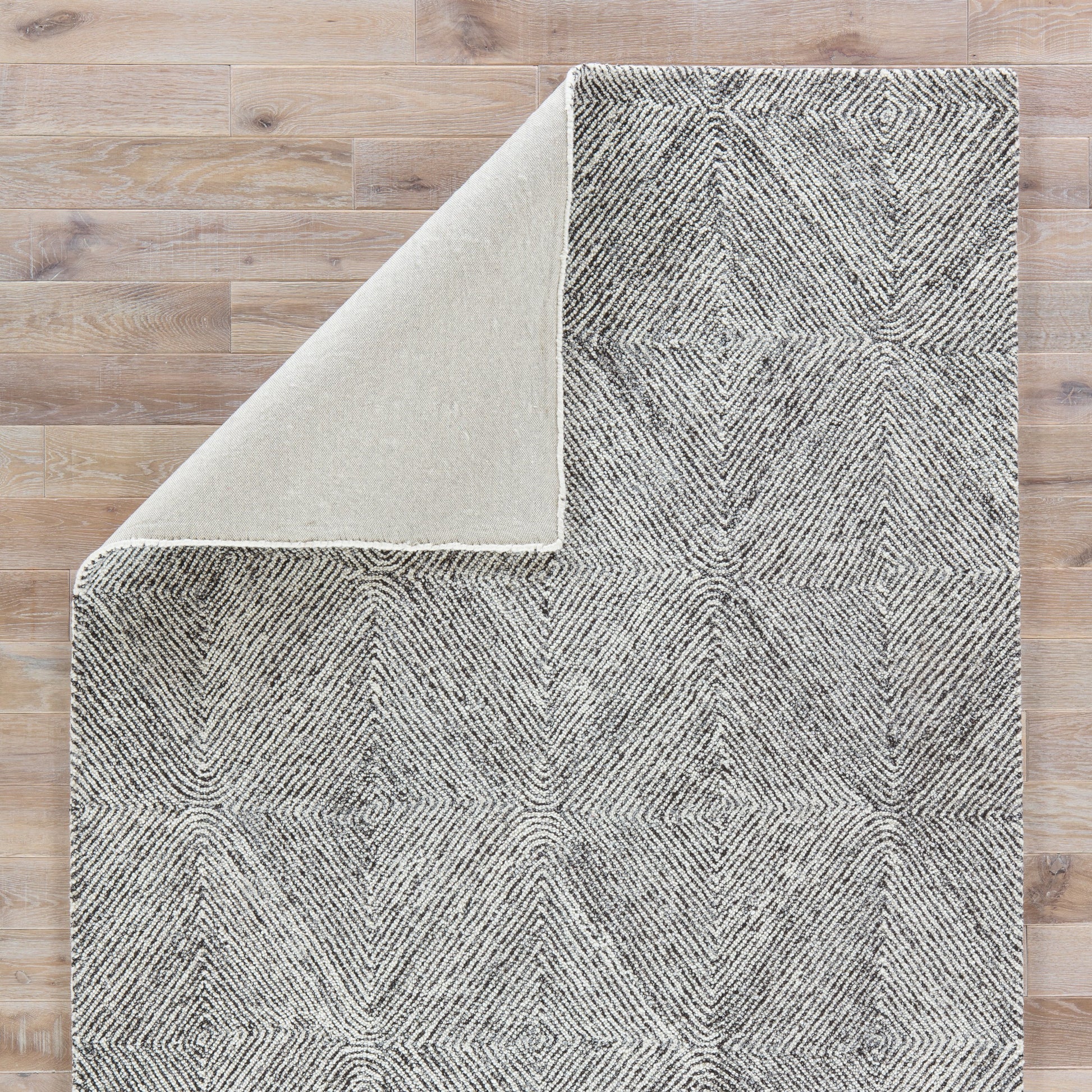 Traditions Made Modern Tufted MMT19 Rug by Jaipur Living in white, gray. Made from 100% wool in a unique style.