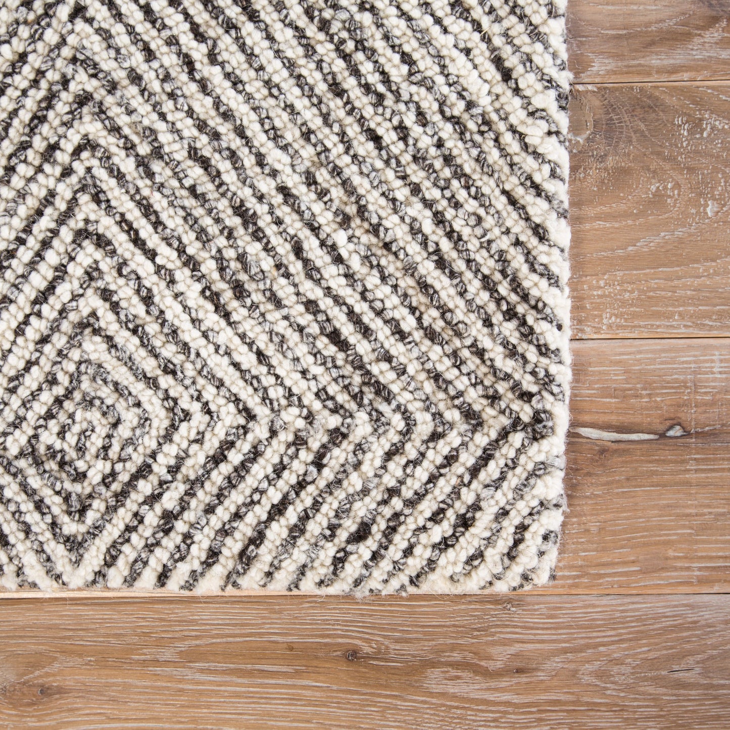 003 87518-26385,87518-26386 | Closeup | Traditions Made Modern Tufted MMT19 Rug by Jaipur Living in white, gray. Made from 100% wool in a unique style.