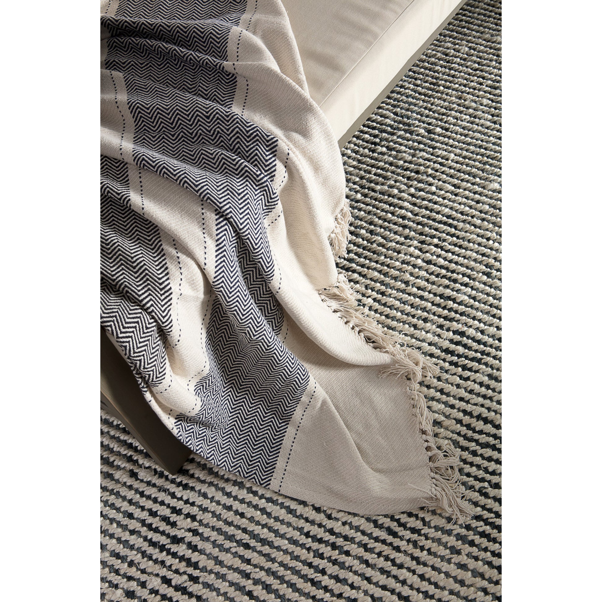 Naturals Tobago NAT26 Rug by Jaipur Living in white, black. Made from 100% jute in a unique style.