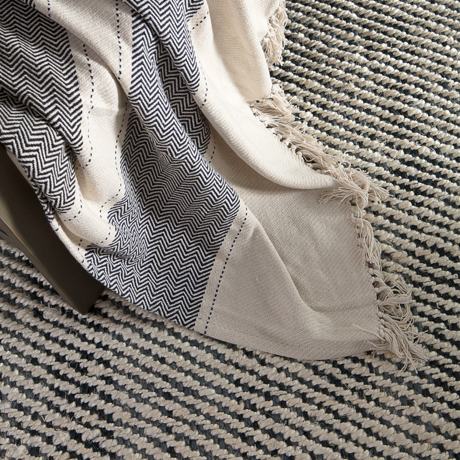 Naturals Tobago NAT26 Rug by Jaipur Living in white, black. Made from 100% jute in a unique style.