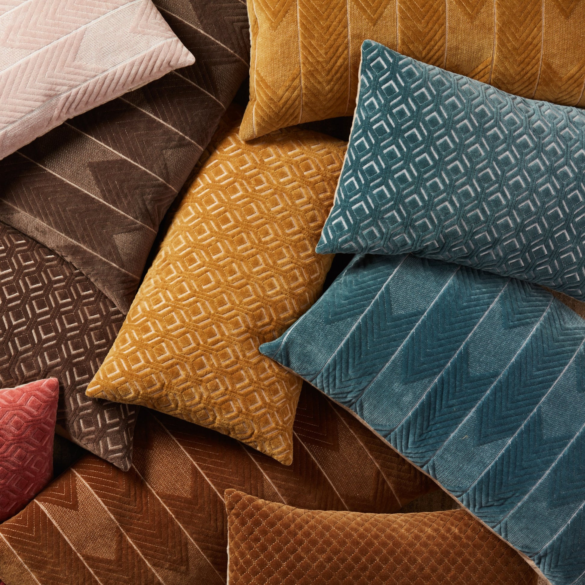 Nouveau NOU10 Pillow by Jaipur Living. Made from 100% cotton in a transitional style.