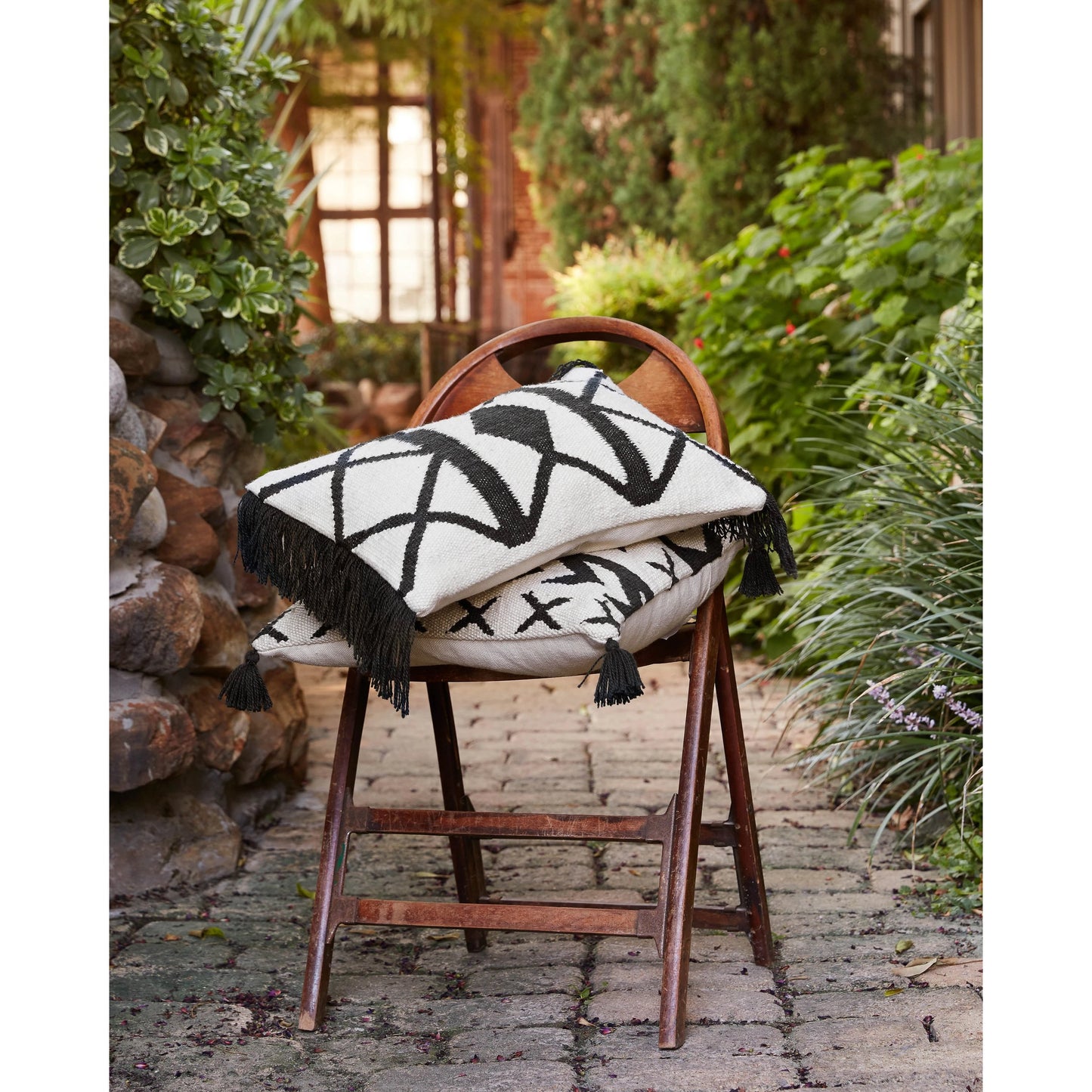 001 S-271085,S-271086 | Lifestyle | P0503 Pillow by Loloi in black, ivory. Made from 100% polyester in a eclectic & global style.