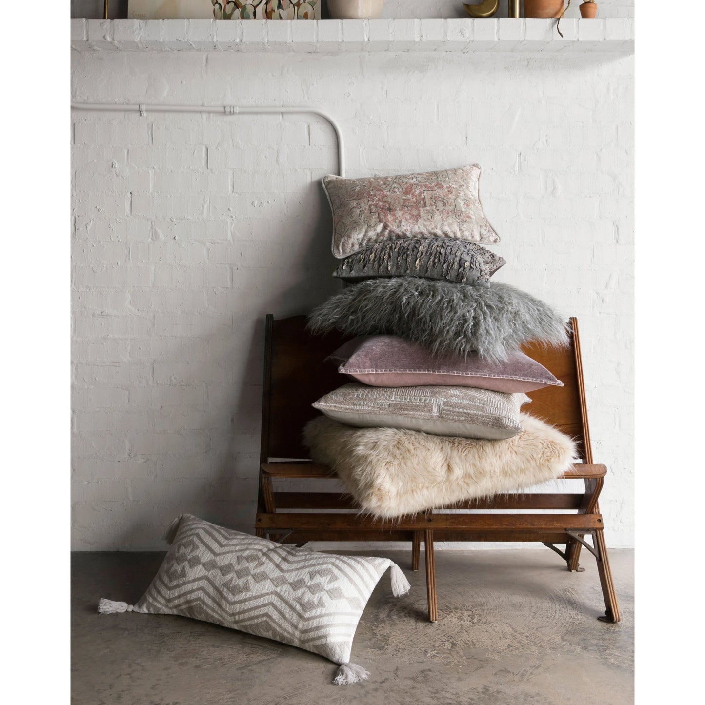 001 S-271322,S-271323 | Lifestyle | Casper Pillow by Loloi in gray. Made from acrylic, polyester in a modern style.