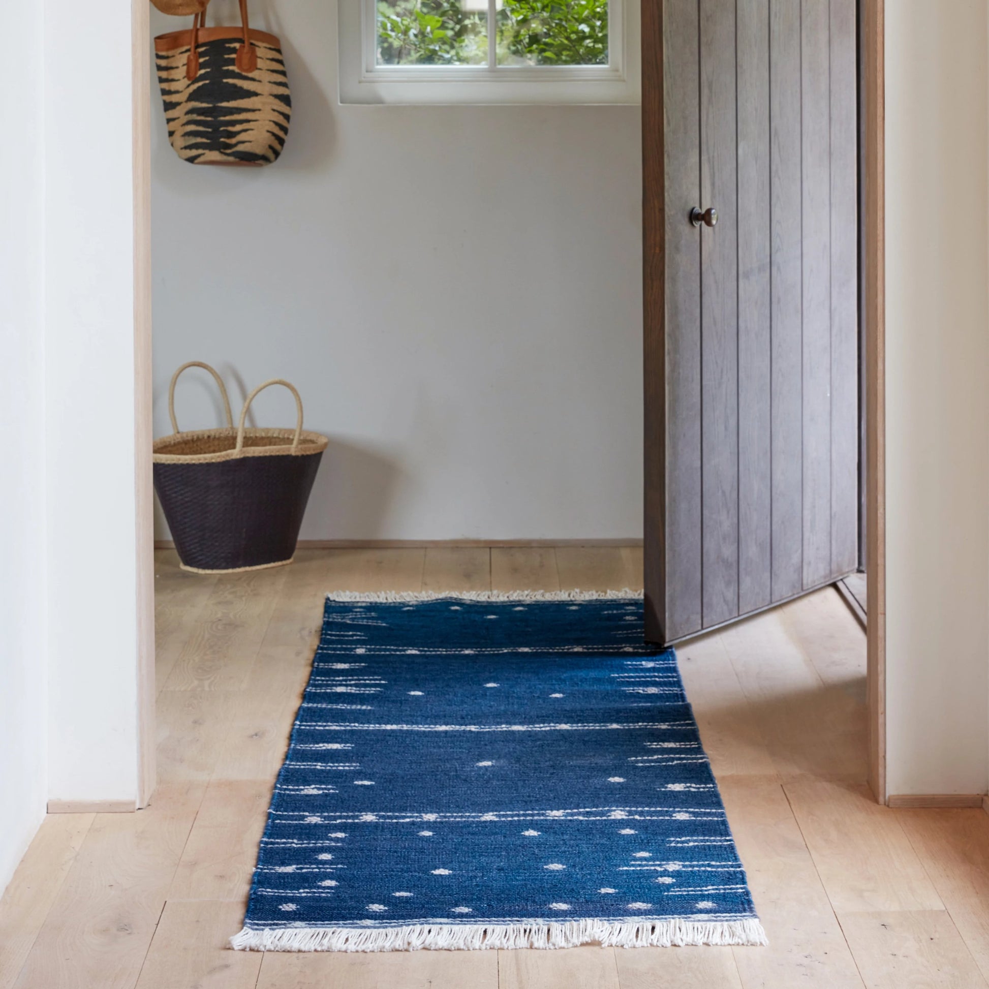 Revelry RVR02 Indoor/Outdoor Rug by Jaipur Living in blue, white. Made from 100% pet yarn in a unique style.