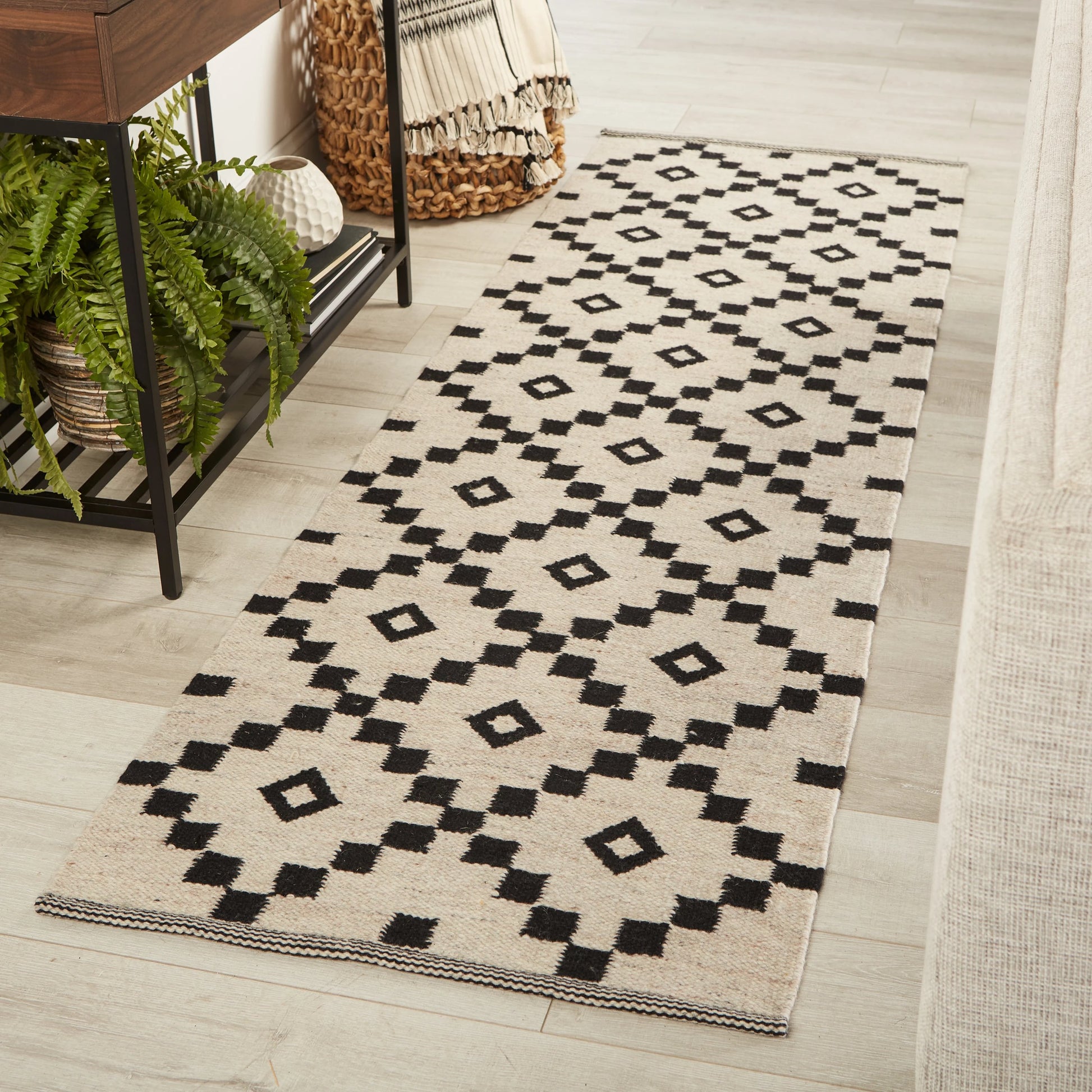 Scandinavia Nordic SCN01 Rug by Jaipur Living in turtledove, jet black. Made from 100% wool in a modern style.