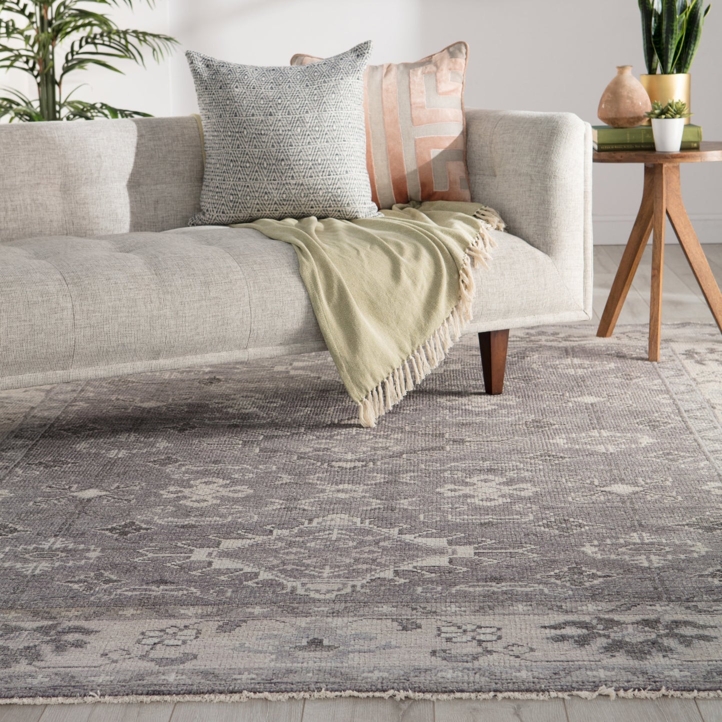 007 SR-774189,SR-774191 | Lifestyle | Salinas SLN12 Rug by Jaipur Living in gray. Made from 100% wool in a unique style.
