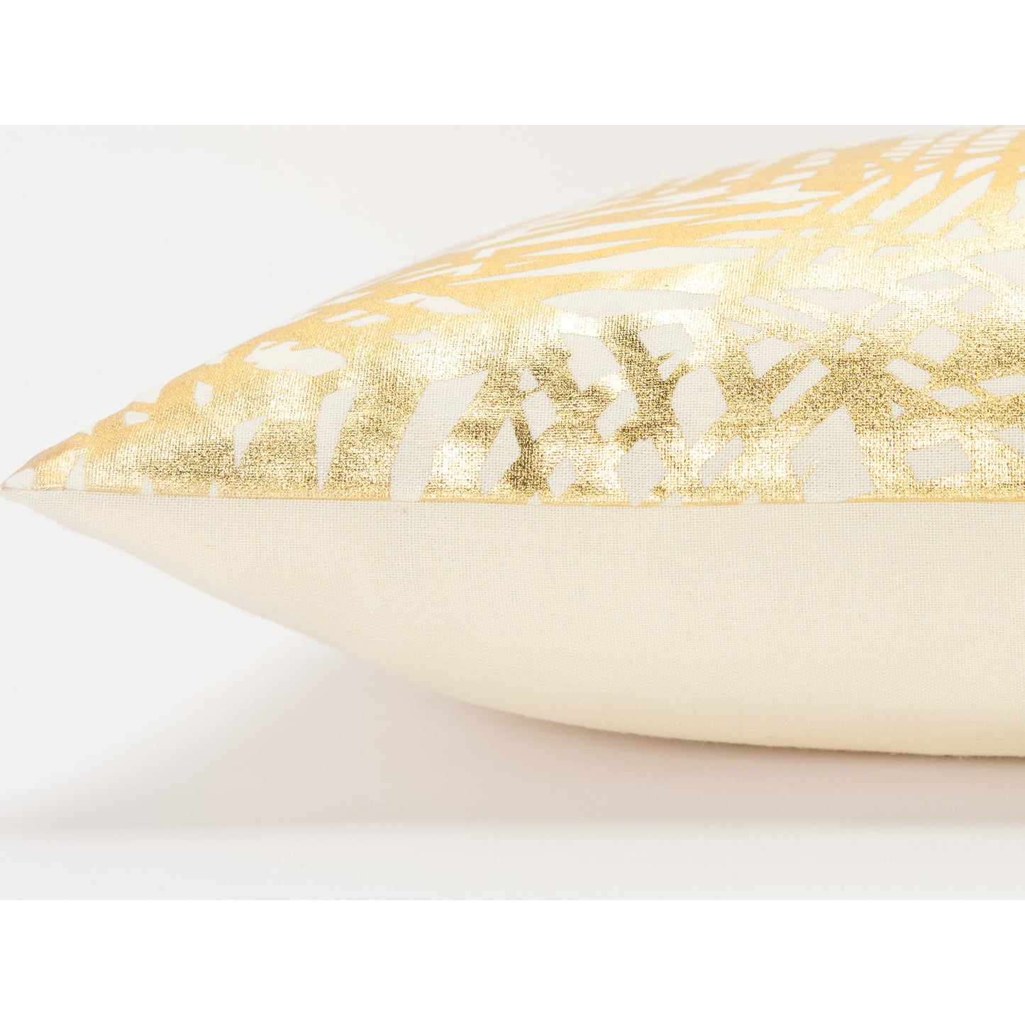 003 SR-870596,SR-886007 | Closeup | Delta Pillow by HedgeApple Essentials in gold. Made from cotton in a unique style.