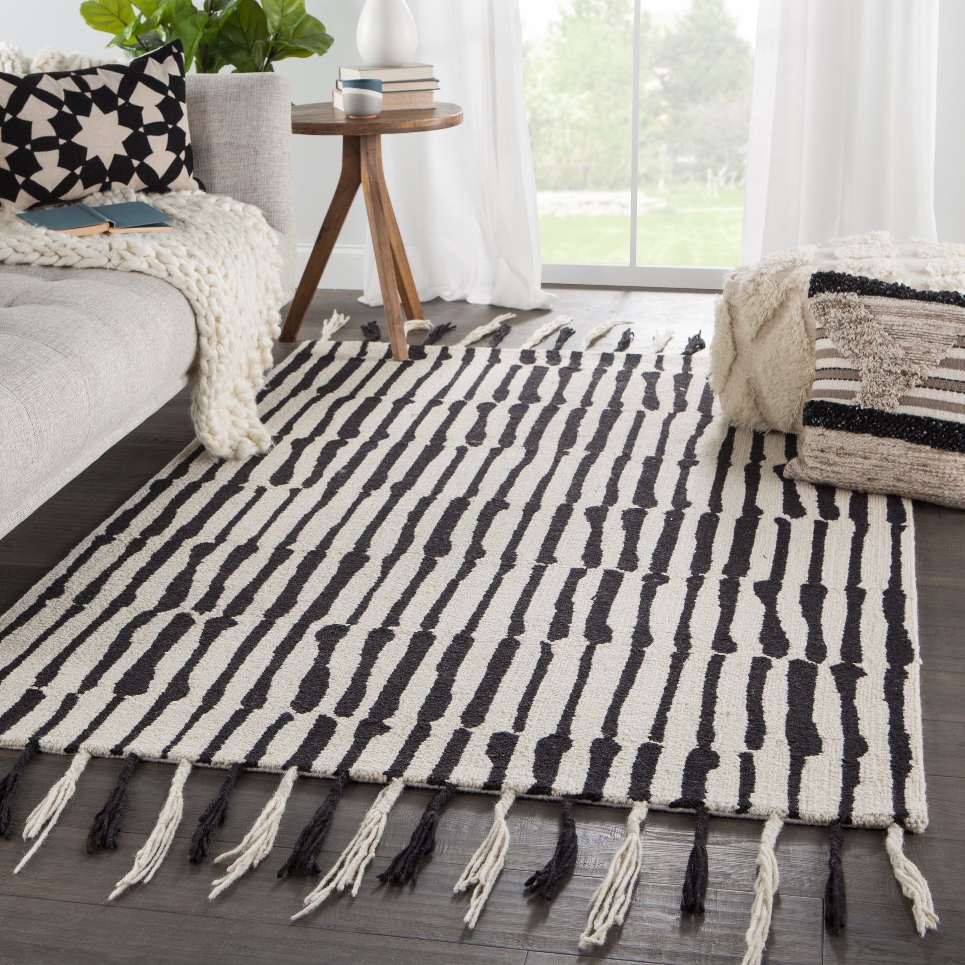 Vera by Nikki Chu VNK08 Rug by Jaipur Living in black, ivory. Made from 100% wool in a unique style.