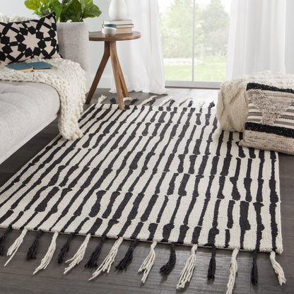 Vera by Nikki Chu VNK08 Rug by Jaipur Living in black, ivory. Made from 100% wool in a unique style.