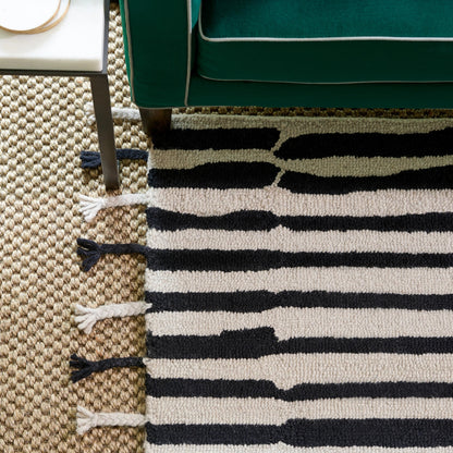 Vera by Nikki Chu VNK08 Rug by Jaipur Living in black, ivory. Made from 100% wool in a unique style.