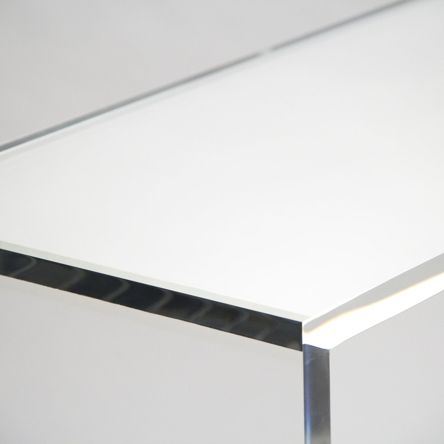 008 S-336911,S-336912 | Closeup | Cleon Acrylic Console by Zentique in clear and acrylic. Made from unique in a modern style.