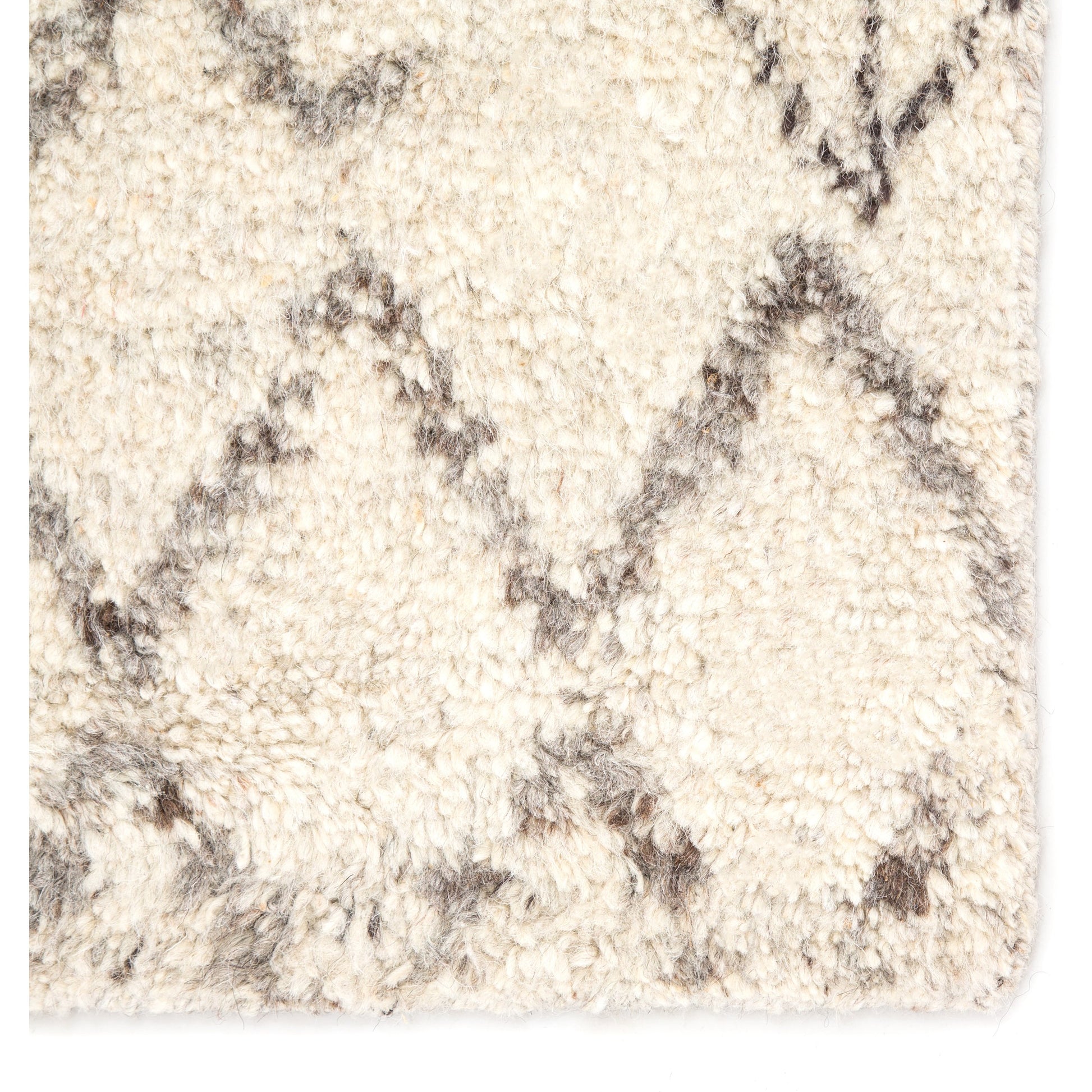 Zuri ZUI01 Rug by Jaipur Living in turtledove, walnut. Made from 100% handspun wool in a unique style.